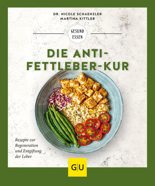 Köstliche Rezepte, die bei Regeneration und Entgiftung der Leber helfen - jetzt im neuen Anti-Fettleber-Kochbuch!Sag:" Tschüss Fettleber" Die Leber ist das Entgiftungsorgan des Körpers - sie sorgt dafür, dass die Vorgänge in unserem Körper reibungslos ablaufen. Als Motor unseres Energiehaushaltes muss sie jederzeit viel Leistung vollbringen. Um ihr diesen Job zu erleichtern, gilt es, Fettlebern zu vermeiden und sich gesund und leberunterstützend zu ernähren. Martina Kittler zeigt in diesem umfangreichen Buch, wie lecker gesunde Rezepte schmecken können und wie positiv sie auf die Gesundheit einzahlen. Dr. Nicole Schaenzler erklärt in leicht verständlichen Theorietexten, wie Sie Ihre Leber unterstützen und gesund halten können.Nahrung für die LeberNicht erst seit der Selleriesaft in aller Munde ist, steht fest, dass die Leber mehr Beachtung braucht. Diese kann durch gesunde Nahrungsmittel, aber auch durch Verzicht auf Alkohol, zu viel Fett und Zucker wieder zu alter Stärke finden. Und das spüren Sie: Mehr Elan, Kraft und Energie, eine bessere Verdauung und ein gutes Körpergefühl zeigen sich schnell. Auf mehr als 30 Seiten klärt das Buch Sie über die Leber auf - mit diesem Hintergrundwissen können Sie die Rezepte noch besser nutzen.Gesunde Rezepte für die LeberErwachsene Menschen mit Fettleber haben oft ein Problem: Sie essen zu viel und zu kalorienhaltig. Versuchen Sie doch mal, mit Wochenplan die köstlichen Rezepte der Autorin zu kochen. Für Frühstück, Mittagessen und Abendessen gibt es hier zahlreiche kreative Mahlzeiten, die garantiert satt und zufrieden machen. Probieren Sie:Zum Frühstück Orangenhüttenkäse mit Hanfsamen oder Schoko-Avocado-Pancakes mit PapayaZum Mittagessen Vollkornrisotto mit Spargel und Ratatouille mit gebackenem ZiegenkäseZum Abendessen Möhrensalat mit Sellerie-Hummus sowie Doradenfilets mit Fenchel-Orangen-SalatRezepte mit guten Inhaltsstoffen