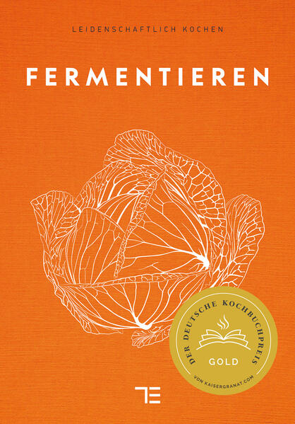 Haben Sie Lust - Gemüse, Obst und Milchprodukte haltbar zu machen? Dann ist dieses Fermentieren Kochbuch der neue Star in Ihrer Küche! Das umfangreiche Ratgeberwerk von Antje de Vries erklärt ganz ausführlich, wie Fermentieren für Anfänger funktioniert. Gleich zu Beginn dürfen Sie sich über einen großen Praxisteil freuen, der ausführlich und Schritt für Schritt in das Thema Fermentation einführt. Das erwartet Sie in dem Kochbuch: Bedeutung und Historie von Fermentation Arten der Fermentation Übersicht des Equipments Praktische Durchführung der Fermentation Rezepte zum Thema Früchte und Gemüse Rezepte zum Thema Hülsenfrüchte und Getreide Fermentationsrezepte für Milchprodukten Theorieteil Fermentation Auf mehr als 60 Seiten führt die Autorin detailliert in das Thema Fermente und Haltbar machen ein. Als Hobbykoch und Gourmet können Sie sich hier umfassend anhand von Bildern, Tabellen, Grafiken und Text informieren, wie Fermentation wirklich gelingt und neben dem klassischen Einmachen einen wichtigen Stellenwert einnimmt. Auch die Ausstattung wird inkl. Bezugsquellen ausführlich beleuchtet. Ganz egal ob Fermentierglas, Gewichte zum Fermentieren, Tücher, Stoffe und Gefäße - der Ratgeberteil erklärt genau und gibt Anregung zum Upcycling. Rezepte - Fermentieren in der Praxis Auf 120 Seiten werden in 7 Kapiteln köstliche, überraschende und einfache Rezepte dargestellt - immer hochwertig fotografiert. Ganz egal, ob Sie mit einem einfachen Kimchi, selbstgemachtem Kefir oder Sauerkraut beginnen wollen - für jede Erfahrungsstufe bieten sich vielfältige Rezepte an. Auch außergewöhnliches, wie z.B. die Herstellung von Tempeh durch Edelschimmel und Koji werden im Buch dargestellt. Das hochwertige Buch aus dem TEUBNER Verlag ist ein schönes Geschenk für kochbegeisterte Menschen und eine wahre Bereicherung im Kochbuch-Regal.