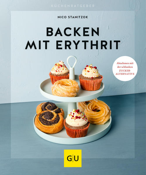 Zuckerfreier Genuss ohne Verzicht - jetzt ganz normal backen mit Erythrit! Das erste Kochbuch zu diesem Thema! Kennen Sie den Zuckerersatzstoff Erythrit? Dann wird es Zeit, denn dieser Zuckeralkohol ist der neue Star für alle Low-Carb-Fans und jeden, der sich zuckerfrei oder zuckerreduziert ernähren möchte. Abnehmen mit Muffins und Kuchen ist so ganz leicht. Der Körper kann Erythrit nicht verstoffwechseln und scheidet es zu 95% über den Urin aus. Doch damit nicht genug, die Süßungsalternative hat keine Kalorien - das heißt, alle beliebten Backwaren kommen jetzt deutlich kalorienreduziert daher. Lieblingskuchen jetzt zuckerfrei backen Sie lieben Marmorkuchen, Donauwelle und Zitronenkuchen? Aber haben bisher nur selten genascht, aus Angst vor zu vielen Kalorien? Mit dem neuen Backbuch von Nico Stanitzok können Sie jetzt ihre absoluten Lieblinge ganz einfach zuckerfrei backen. Freuen Sie sich auf: Himbeertorte, Erdbeertarte sowie Apfelkuchen Butter-Mandel-Kuchen, Schokokuchen und Kokostorte Käsekuchen mit Mandelboden und Zitronentarte mit Baiser Süß mit wenig Kalorien Keine Sorge, die Kekse, Muffins, Zimtschnecken, Bagels und Schnitten schmecken nicht weniger süß als herkömmliche Rezepte. Auch Diabetiker können sich freuen, denn Erythrit lässt den Blutzuckerspiegel nicht ansteigen. Der weiße Stoff sieht aus wie Zucker und fühlt sich auch so an. Der Autor des Kochbuchs zeigt Ihnen Schritt für Schritt, wie Sie herkömmlichen Zucker ersetzen können. Dafür überzeugt er Sie mit: Donuts mit Schokoglasur sowie Mandelbrownies Apfelmuffins und Quarkkrapfen Nusschnecken mit Zimt und Eclairs mit Vanillecreme Tipps zum zuckerfreien Backen Wer bisher eher schlechte Erfahrungen gemacht hat, kann sich darauf verlassen, dass die Rezepte aus dem Buch gelingen - dazu hat der Autor viele, viele Teige ausprobiert und verrät seine besten Tipps, wie Kuchen und Kekse mit Erythrit gelingen. Neben der Backtemperatur spielt auch die Temperatur der Zutaten eine Rolle. Sogar Zuckerguss und Eischnee gelingen hervorragend. Servieren Sie zum nächsten Kaffeekränzchen mit Freunden doch einfach mal Pekannuss-Zimt-Plätzchen Selbstgemachte Butterkekse ohne Zucker Kokosmakronen Matcha-Swirls Und weil alles ohne Zucker auskommt, darf es gleich die doppelte Portion sein!