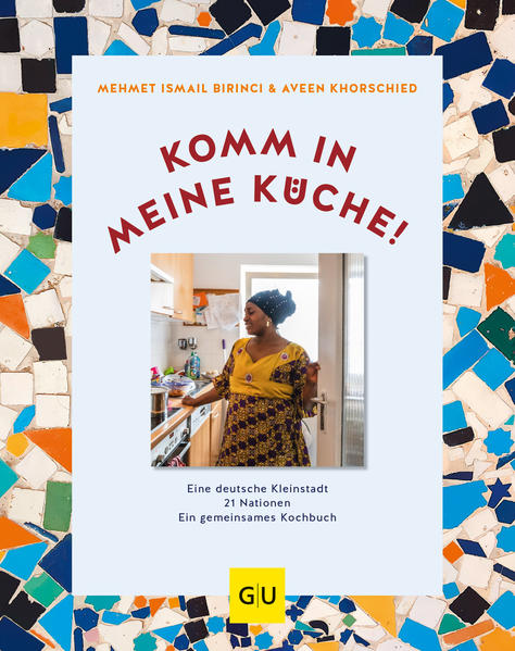 Ein Multikulti-Kochbuch für Liebhaber der internationalen Küche! Stellen Sie sich vor, Sie sind bei Ihren Nachbarn um die Ecke zum Essen eingeladen. Es gibt türkisch gefüllte Weinblätter, katalanische Escalivada, russische Blini und britischen Apple Crumble mit Vanilleeis. Gar nicht so unwahrscheinlich, denn in jeder deutschen Kleinstadt leben unterschiedliche Nationalitäten und Menschen aus vielen verschiedenen Kulturen. Sie kommen in diesem Kochbuch zu Wort. Puchheim kocht international Die Kleinstadt Puchheim in der Nähe von München ist der Wohnort von mehr als 115 verschiedenen Nationen. Hier leben Anna Nagel aus Ungarn, Asma al Zoubi aus Jordanien, Stamatios Makryonitis aus Griechenland und Zourahatou Assoumanou-Mamanh aus Togo. Sie alle lieben es, Gerichte aus Ihrer Heimat zu kochen. Die beiden Quartiermanager aus Puchheim, die auch Autoren des Kochbuchs sind, haben mit Ihnen zusammen daran gearbeitet, ihre Lieblingsgerichte in einem Buch vorzustellen. Ein Blick hinter die Kulissen Dem modernen und sehr hochwertig gestalteten Kochbuch gelingt es, einen persönlichen Blick in die Küchen der Puchheimer Menschen zu wagen. Ob High-End-Ofen oder Gasherd, ob typisch marokkanisches Geschirr oder orientalische Stoffe - die Begegnungen sind sehr persönlich und die Köche und Köchinnen verraten neben Ihren Lieblingsrezepten auch Familiengeschichten aus ihrer Heimat. Kochen Sie doch mal zusammen mit ihren Nachbarn … … ein typisches Gericht aus Syrien. Zum Beispiel Falafel mit Sesamsoße oder Harissa - ein fantastischer arabischer Grießkuchen. Oder Sie reisen kulinarisch nach Afghanistan, Georgien und Italien. Dort gibt es: Quabeli Palau - ein würziges Reisgericht aus Afghanistan Chinkali - gewürzte Teigtaschen aus Georgien Ragù Napoletana - Pasta mit würzigem Ragu aus Italien In dem Kochbuch, das auch ein wunderschönes Geschenk für Reisefans ist, lernen Sie nicht nur Gerichte aus aller Welt kennen, Sie blicken auch ganz persönlich in die Geschichte von Puchheims Gesellschaft. Diese wird bereichert durch Einflüsse aus der ganzen Welt. Das Buch ist eine Einladung, auch in Ihrer Heimatstadt einmal mit Nachbarn aus aller Welt zusammen zu kochen und zu essen.