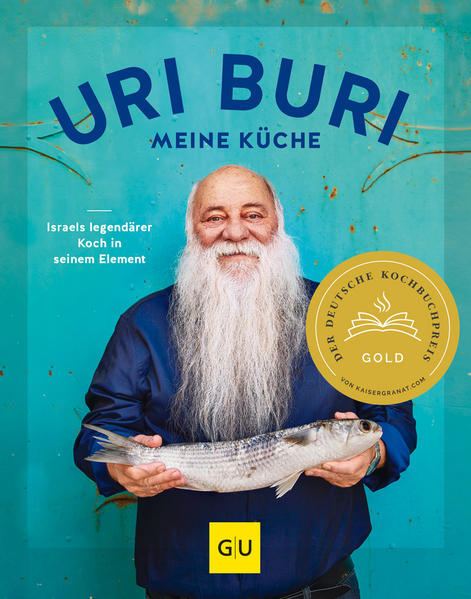 Ausgezeichnet mit dem Deutschen Kochbuch-Preis 2020 von Kaisergranat in Gold in der Kategorie Fisch & Seafood. ITB BuchAwards 2021: Gewinner in der Kategorie Reisekochbücher Israelische Küche und kreative Fischrezepte - das verbindet man mit Uri Buri. Der Starkoch verrät sein Geheimnis! Langer Vollbart, kreative Ideen und ganz viel Gefühl - so kennt man Uri Buri aus der TV-Serie Kitchen Impossible und natürlich aus seinem gleichnamigen Restaurant in Israel. Dort serviert er seit vielen Jahren die beste Fischküche des Landes und wurde nicht umsonst auf Platz 25 der weltweit besten Restaurants gewählt. Kochen wie in Israel Frischer Fisch, sonnenliebende Gemüse und aromatische Gewürze stehen für die Küche des östlichen Mittelmeeres. Oft braucht es dafür nur wenige Zutaten von guter Qualität - meist nicht mehr als acht verschiedene Inhalte. In seinem neuen Koch- und Reportagebuch über die israelische und somit seine Küche erzählt Uri Buri von Grund auf, was seine Liebe zum Essen und zum Leben ausmacht. Sie lernen nicht nur die besten Rezepte kennen, sondern auf mehr als 150 Seiten auch die Zutaten, Zubereitungsarten und persönliche Tipps. Fisch kaufen, guten Fisch erkennen und verarbeiten Grillen, schmoren, braten, backen, dämpfen Würzen und Techniken kombinieren Ganz persönliche Rezepte Neben einem Blick in Uris Restaurant, das durch wunderschöne Fotos von Vivi D’Angelo in Szene gesetzt und zum Sehnsuchtsort erweckt wird, lernen wir auch die Stadt Akko kennen. Dort liegt die tiefe Bedeutung für den Koch, der seine Lieblingsorte und Menschen vorstellt und viel Persönliches verrät. Zum Glück auch seine Rezepte, die man so leicht zuhause nachkochen kann. Versuchen Sie unbedingt: Thunfisch mit japanischer Mayonnaise und Kohlrabi Majadarareis mit Mangoldgemüse Fischküchlein mit Panko Barramundi in Zitronenbuttersoße Zackenbarsch mit Tomaten und Kapern Ohne strenge Regeln und fernab von Trends Wer die authentische Küche von Uri Buri kennenlernen will, kommt an diesem Buch nicht vorbei. Er orientiert sich nicht an Trends, sondern seit vielen Jahren an seinem handwerklichen Können in der Küche und dem Zwiegespräch mit seinen Gästen. Die Zutaten sind international, einfach, schlicht und immer frisch. Wer lernen möchte, wie man feine Fischrezepte zubereitet und aus einfachen Zutaten das Beste herausholt, ist mit diesem Kochbuch und Lesebuch bestens bedient.