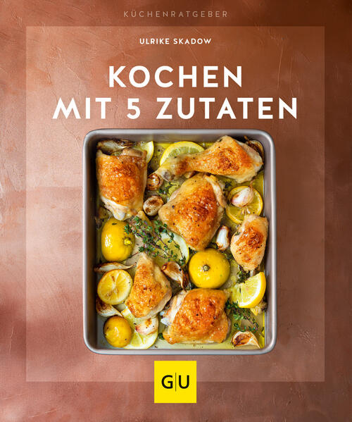 Kochen und Genießen ohne Schnickschnack - das Kochbuch für die schnelle Feierabendküche Gib mir Fünf - das ist das Motto des praktischen Küchenratgebers von Ulrike Skadow. Die Kochbuchautorin bringt das Wesentliche zusammen: Zutaten + Zubereitung ergeben Geschmack und dafür brauch es nicht mehr als 5 Zutaten. In mehr als 40 Rezepten verrät sie, wie wir schnell und einfach ohne umfangreiches Vorratsregal lecker Kochen können. Kochen mit nur 5 Zutaten Egal für welche Gelegenheit oder welche Tageszeit, simples Kochen ist ganz einfach. Während ein Frühstücksmüsli sowieso nicht viele Zutaten enthält und ein belegtes Brot auch schnell gemacht ist, fallen schnelle und einfache Ideen für warme Mahlzeiten mit wenig Zutaten nicht so einfach vom Himmel. Im Rezeptebuch erwarten Sie Ideen aus diesen Kategorien: Salate & Snacks (z.B. für die Low-Carb-Feierabendküche oder Meal Prep) Suppen & Smoothies (wenn es schnell gehen soll und zum Tiefkühlen) Hauptgerichte (als feiner Lunch oder Abendessen mit Gästen) Süßes (weil Desserts zu einem köstlichen Dinner dazugehören) Gesund und leicht In der Mittagspause im Büro, als Vorspeise für Gäste oder für eine leichte Mahlzeiten am Abend sind sie unverzichtbar: Salate und Suppen. Sie bringen viele frische Vitamine, liefern Ballaststoffe und sind oft blitzschnell zubereitet. Auch leckere Dips, Aufstriche und Snacks dürfen nicht fehlen. Probieren Sie unbedingt: Rote-Bete-Salat mit Apfel oder Linsensalat mit Tempeh Tomaten-Tartelettes oder Kräuter-Omelett Makrelen-Rillettes und Rote-Linsen-Dip Garnelensuppe mit Kokosmilch sowie Maronen-Cremesuppe Frühstücks-Smoothie oder doch Grüner Smoothie? Für Freunde, Feierabend und Feiern Was gibt es Schöneres, als mit Freunden zusammenzusitzen und danach keinen großen Abwasch machen zu müssen? Genau das bietet die Alltagsküche mit nur 5 Zutaten. Weniger Stress und viel mehr Zeit fürs Wesentliche und ein gutes Glas Wein. Auch der Einkauf geht schnell, wenn Sie folgende Gerichte servieren: Tagliatelle mit Steinpilzsoße Rosenkohlpfanne mit Polenta Entenbrust in Balsamico-Honig-Soße Kabeljau aus dem Papier Das praktische Kochbuch unterstützt Hobbyköche im Alltag und bietet Kochanfängern genau den richtigen Einstieg ins Thema Kochen. Durch den Verzicht auf Fertigprodukte sparen Sie sich unnötige Zusatzstoffe und Geld. Da serviert man gerne noch ein schnelles Dessert, z.B. Schokocreme mit Kardamom oder Blitzschnelles Himbeereis.