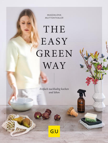 Sie suchen nach nachhaltigen, grünen und bewussten Veränderungen in Küche und Haushalt? Gönnen Sie sich dieses Buch! Nachhaltige Veränderung beginnt auf persönlicher Ebene - und das Buch „The easy green way“ zeigt Ihnen, wie Sie damit starten können, Ihr eigenes Leben nachhaltiger und positiver zu gestalten. Denn auch wenn Politik, Klimawandel und ungebremster Konsum globale Handlungen erfordern, so bringt jeder Schritt im Kleinen einen positiven Wandel. Die Autorin Magdalena Muttenthaler zeigt, mit welchen Rezepten, Beautytipps, Ritualen, Putztipps sowie nachhaltigen Veränderungen man sein Leben neu gestalten kann. Saisonale Rezepte Im wunderschön gestalteten Buch finden sich einfache, köstliche, vegane, vegetarische und saisonale Rezepte mit regionalen Zutaten. Wer mit Obst und Gemüse kocht, das im eigenen Land wächst und auf Flugware verzichtet, tut ebenso viel Gutes wie mit dem Verzicht auf Fleisch. Im Frühling gibt es: Flammkuchen mit Wildkräutern und selbstgemachtes Sonntagsbrot Im Sommer schmecken: Buchweizencrêpes mit Brombeeren sowie Spinatgnocchi mit Zitrone Im Herbst gibt es: Porridge mit Kürbis und Apfel oder Wraps mit Kürbis, Bohnen und Rotkohl Im Winter möchte man nicht verzichten auf: Früchtebrot oder Schwarzwurzelsuppe mit Pumpernickel-Croûtons DIY-Beauty und Körperprodukte Haben Sie schon einmal Seife oder ein Body-Peeling selbst gemacht? Das ist kinderleicht und lässt sich einfach mit natürlichen Zutaten und organischen Inhaltsstoffen herstellen. So zeigt die Autorin wie man eine Gesichts-Peeling mit Gurke und Basilikum herstellt selbst genähte Abschminkpads schneidert Trockenshampoo anrührt Lippenbalsam mit Orangenöl zubereitet Nachhaltig Putzen, reisen und einrichten Die Prinzipien des Minimalismus zeigen Lebensrichtungen auf, die ständigem Konsum abschwören und sich stattdessen auf die wirklich wichtigen Dinge konzentrieren. So gibt das Buch Tipps zum Ausmisten des Kleiderschrankes, nachhaltigem Verpacken von Geschenken, Zero Waste einkaufen sowie zum Etablieren eines Morgenrituals. Auch das Putzen und die Arbeit im Haushalt kann mit wenigen Mitteln grün und biologisch gestaltet werden. Indem Sie zum Beispiel Ihren Reiniger selbst herstellen. Feste Handseife Küchenreiniger Glasreiniger Kerzen lassen sich mit der schönen Anleitung von Magdalena Muttenthaler selbst herstellen. Alle Fans der Webseite freemindedfolks werden begeistert sein. Das Buch ist deshalb ein schönes Geschenk für Freunde, die man zu etwas bewussterem Konsum anregen möchte.