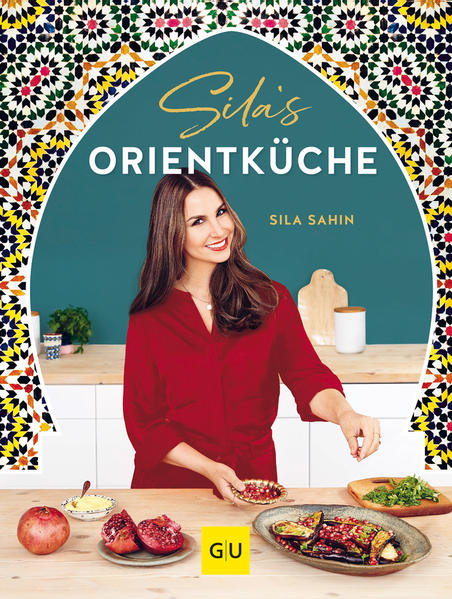 Echt türkisch kochen und die Lieblingsrezepte von Schauspielerin Sila Sahin kennenlernen? Mit diesem Kochbuch geht das ganz leicht! Köfte, gefüllte Weinblätter, Gözleme oder türkischer Reispudding - wir lieben die traditionellen türkischen Gerichte und Snacks. Aber selbst zubereiten? Das war bisher immer zu aufwendig. Jetzt zeigt Sila Sahin aber, wie leicht und schnell man selbst die orientalischen Speisen zubereiten kann. Wunderschön fotografiert und mit viel persönlichen Details erzählt sie in ihrem ersten Kochbuch, warum sie das Kochen liebt. Traditionelle und echte Rezepte In der Türkei wird viel gemeinsam gekocht und gegessen - die Mahlzeit ist immer auch Teil des Familienlebens. Sila Sahin gewährt Einblicke in ihre eigene Geschichte und teilt Geheimtipps ihrer Mama. Nicht nur in dem Kapitel „Für die große Tafel“ finden sich Gerichte für Gäste, auch die meisten anderen Kreationen eignen sich als Buffet. Zum Beispiel: Selbstgemachte Gözleme mit Spinat Gemüse-Köfte mit Rinderhack Artischockenböden mit Gemüsefüllung Linsen-Fava Gebratene Sardellen mit Zitronen-Aioli Schnelle und alltagstaugliche Rezepte Internationale Rezepte müssen nicht immer ausgefallen sein. Die Gerichte aus dem Buch können mit ganz normalen Zutaten aus dem Supermarkt zubereitet werden, sind schnell und einfach, oft in weniger als 30 Minuten gekocht, und passen super in den Alltag einer jeden Familie. Diese Vorteile bietet dir das Rezeptebuch: Frühstücksrezepte mit orientalischem Touch Süße Sünden zum Schlemmen und Verwöhnen Familien-Mittagessen mit Kinderlieblingen Tolle Ideen für Gäste & Feste Healthy Week - gesunde Rezepte die satt machen Türkisches Kochbuch - jetzt endlich alltagstauglich Nicht nur traditionelle, sondern auch neue und moderne Rezepte zeigt die Autorin. Da Sila Sahins Mann vegetarisch isst, lernen Sie einige Familienhighlights kennen. Unbedingt probieren müssen Sie diese Veggie-Hits: Türkischer Bauernsalat mit Avocado Auberginen mit Safranjoghurt Bulgur-Pilz-Pilaw Letscho von Samis Mutter Veggie-Döner