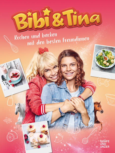 Bibi & Tina Fans können jetzt kochen wir Ihre Heldinnen - das Koch- und Backbuch zur Jugendserie! Ihr Kind singt täglich den Bibi & Tina Titelsong, sitzt jeden Tag zur Fernsehstunde vor dem TV und möchte am liebsten reiten gehen? Dann haben Sie einen echten Fan zuhause. Um diesen vom Bildschirm weg und in die Küche zu locken, eignet sich nichts besser als das brandneue Bibi & Tina Kochbuch mit den besten Rezepten der Serie. Die Heldinnen der erfolgreichsten Jugendserie auf Amazon Prime teilen sich Geheimnisse und erleben Abenteuer. Kleine und große Bäcker und Bäckerinnen können daran jetzt teilhaben und endlich selbst Frau Martins sagenhaften Butterkuchen backen. Frühstück auf dem Martinshof Da mit dem ersten Hahnenschrei auch der ganze Martinshof erwacht, müssen die beiden Pferdefreundinnen für ein schnelles gesundes Frühstück sorgen. Die jungen Hobbyköche lernen in diesem Kapitel, wie sie Porridge, Oatmeal und Müsli selbst zubereiten Wie einfach sich Pancakes und Rührei backen lassen Und wie man fruchtige Smoothies und Lassis herstellt Behind the scenes Nicht nur leckere Rezepte überzeugen in dem Jugendkochbuch, auch viele Blicke hinter die Kulissen der Serie. So werden die Schauspieler alle persönlich vorgestellt und verraten neben ihrem Lieblingsrezept auch Missgeschicke beim Kochen und Backen. Echte Bibi & Tina-Fans kochen … … natürlich zuerst die gefüllten Blätterteigschnecken - dazu brauch es nämlich weder Mama noch Papa in der Küche und die kann man wunderbar mit auf den Reiterhof nehmen. Außerdem wählen sie ihre Lieblinge aus diesen Kategorien: Frühstück mit Frau Martin Picknick am See Party in der Scheune Lieblingsgerichte auf dem Martinshof Zu Besuch auf Schloss Falkenstein Süße Hexerei Nicht nur die Schauspieler und Schauspielerinnen, auch die Pferde und Tiere vom Martinshof haben es mit einem persönlichen Steckbrief ins Buch geschafft. Bibi und Tina geben zu vielen Rezepten ihre geheimen Tipps ab. Die Rezepte sind sehr einfach nachzukochen und können von Kindern teilweise ganz allein zubereitet werden. Ein Muss für echte Fans und ein tolles Geschenk für die nächste Kindergeburtstagsparty.