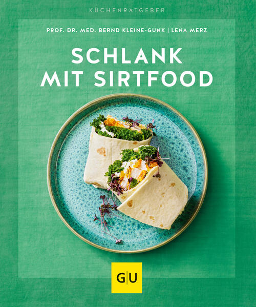 Die Sirtfood Diät macht schlank - das neue Abnehmen Buch zeigt köstliche Rezepte für die Adele-Diät! Sie suchen schon lange eine Lösung, wie Sie abnehmen und trotzdem nicht hungern müssen? Dann ist die Sirtuin Diät das Richtige für Sie. Auch Popstar Adele hat so 40 Kilo verloren. Köstliche Sirtfood Rezepte von Autorin Lena Merz machen das nachhaltige Abnehmen am Bauch und Verschlanken des ganzen Körpers jetzt noch leichter. Mediziner Prof. Dr. med. Bernd Kleine-Gunk erklärt, wie die Diät funktioniert. Und das Beste: Sie müssen nicht Hungern! Abnehmen mit Sirtfood Wer sich dafür entscheidet, mit Hilfe einer sirtuinreichen Nahrung einige Kilos zu verlieren und gesund schlank zu werden, der sagt außerdem ja zu einer langfristigen gesunden Ernährung. Das Sirtfood Diät Buch präsentiert mehr als 30 köstliche Rezepte - darunter mehr als die Hälfte vegane Rezepte. Außerdem erwarten Sie: Ein Übersicht der Sirtfood-Lebensmittel Wunderzutaten für jeden Tag Food-Facts zum Thema Sirtuine Frühstücks-, Mittags- und Abendessenrezepte mit max. 500 kcal Kochbuch zum Abnehmen Wie alle GU KüchenRatgeber konzentriert sich dieses Buch auf wenig Theorie und auf viele köstliche Rezepte. Dabei begleitet Sie das Buch den ganzen Tag über und hilft, unter 1800 kcal pro Tag zu bleiben. Satt werden Sie trotzdem und lernen so neue Lebensmittel kennen. Frühstücken Sie doch mal: Seidentofu-Mousse mit Beeren Walnuss-Porridge mit Erdbeeren Edamame-Hummus mit Knäckebrot und Lachs Essen Sie sich mittags richtig satt mit: Einem veganen Grünkohl-Tomaten-Eintopf Einem köstlichen Buchweizen-Auflauf mit Tomaten Oder griechisch gefüllten Zwiebeln Zum Abendessen gibt es: Wraps mit Grünkohl und Knusperhähnchen Orangensalat mit Heilbutt Brokkoli-Walnuss-Bratlinge mit Pestoquark Köstliche Rezepte für die Sirtuin Diät Die einfachen und schnellen Rezepte dauern im Durchschnitt unter 30 Minuten und haben zwischen 200-550 kcal pro Portion. Dabei machen sie langanhaltend satt und versorgen Sie mit wichtigen Nährstoffen sowie Antioxidantien.