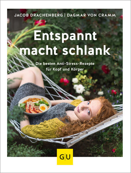 Wollen Sie Stress reduzieren und sich rundum gesünder ernähren? Dieses Koch- und Sachbuch hilft Ihnen, einen entspannten Weg durch den Alltag zu finden. Neuste Studien zeigen: Stress macht fett! Und das nicht nur kurz-, sondern langfristig. Lernen Sie von Stressexperte Jacob Drachenberg, wie Sie Stress auf lange Sicht reduzieren können, und von Ernährungsexpertin Dagmar von Cramm, täglich gesund und ausgewogen zu kochen und dabei Stress abzubauen. Wobei Sie dieses Buch unterstützt: Sie erkennen positiven und negativen Stress Sie finden heraus welche Stressfaktoren zu Übergewicht führen Sie lernen, welche Rolle Nährstoffe bei der Stressreduzierung spielen Stress-Irrtümer einfach zur Seite zu schieben Selbstverantwortung zu übernehmen Und vor allem das Kochen als Stressbewältigung zu entdecken Workbook und Kochbuch in einem Gesunde und leckere Rezepte gibt es einige, kombiniert mit einem Workbook zur Stressreduktion sind sie jedoch neu. Genau diese Kombi liefert Jacob Drachenberg und Dagmar von Cramm Ihnen - weshalb das Buch einen ganz neuen Ansatz bietet. Lesen Sie sich durch die spannende Theorie, erleben Sie ungeahnte Aha-Momente und implementieren Sie das Selberkochen mit einfach leckeren Rezepte Stück für Stück in Ihren Alltag. Rezepte gegen Stress Fehlende Zeit und zu viel Arbeit führen dazu, dass wir uns zu wenig Zeit nehmen, um gesund zu kochen und frische Lebensmittel einzusetzen. Dabei ist es so wichtig, wertvolle Zutaten wie Salat, Rohkost, Getreide, Hülsenfrüchte, gesunde Fette und Fisch selbst zuzubereiten und mit Muße zu genießen. Dagmar von Cramm hat die Rezepte so konzipiert, dass Nährstoffe punktgenau gegen Stress eingesetzt werden können. Anti-Stress-Frühstück - gut in den Tag starten Morgens schon 30 Minuten am Herd stehen, das ruft eher Stress hervor. Stattdessen helfen eine gute Planung, frische Lebensmittel und ein wenig Meal Prep dabei, das Frühstück entspannt zu gestalten. Stress-weg-Bircher-Müsli Deftiger Dinkelbrei Schnelle Frühstücksbrote - mit 4 Belägen Take Away und Meal Prep Bei einem hohen Arbeitspensum gelingt gesunde Ernährung nur, wenn wir ausreichend vorbereiten und planen. Die Take Away Rezepte unterstützen genau da. Prep-Gemüsetopf mit Pesto Shiitake-Schmarrn Lachs-Wraps Stress reduzieren und dabei gesund und lecker kochen, das klingt fast zu gut, um wahr zu sein? Probieren Sie es aus, und Ihr Leben wird sich verändern!