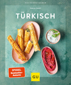 Aromen aus 1001 Nacht - das ist die türkische Küche. Wie Sie mit wenigen Zutaten ganz viel Geschmack zaubern, zeigt Ihnen dieses Kochbuch! Nicht nur der Döner kommt aus der Türkei, auch andere köstliche Mahlzeiten, die das Zeug zum Lieblingsessen haben. Tanja Dusy zeigt in ihrem neuen Kochbuch, wie sich aus maximal 10 Zutaten köstliche Gerichte mit orientalischem Einschlag kochen und backen lassen. Sie finden Meze, Gemüse, Fleisch, Fisch sowie Süßes für jede Gelegenheit. Gastfreundschaft mit Meze und Kleinigkeiten Was gibt es Schöneres, als mit der Familie oder Freunden an einem Tisch zu sitzen und gemeinsam zu essen? Genau das macht die türkische Küche mit ihren geselligen Mahlzeiten aus. Die Vorspeisen und Meze eignen sich perfekt, um vorbereitet zu werden und zusammen zu essen. Sigara Börek - Schafskäseröllchen Frischkäsecreme, Hummus und Cacik Löffelsalat Kisir Gemüse satt - vegan und vegetarisch Die ursprüngliche Küche der Türkei bedient sich an mediterranem Gemüse, hocharomatischen Kräutern, Gewürzen und frischen Zutaten. Genau deshalb schmecken auch vegetarische und vegane Gerichte so lecker. Probieren Sie unbedingt: Mücver - Zucchinipuffer Menemen - türkisches Rührei Imam Bayildi - Gefüllte Auberginen Türlü - Buntes Ofengemüse Fleisch und Fisch Sucuk, Lammfleisch und fangfrischer Fisch sind aus der türkischen Küche nicht wegzudenken. Mit diesen Zutaten lassen sich schnelle und einfache Familiengerichte zaubern. Einige besondere Zutaten wie z.B. Weinblätter bekommen Sie in jedem türkischen Supermarkt. Fisch im Weinblatt - z.B. mit Wolfsbarsch Kichererbsen-Rindfleisch-Topf Lamm-Gemüse-Topf Gefüllte Paprika mit Reis und Hackfleisch Süßes & Gebäck Die Klassiker Baklava und Engelshaarkuchen kennt jeder, der türkische Restaurants besucht. Darüber hinaus gibt es simple Desserts, die sich ganz einfach zuhause zubereiten lassen und Ihre Gäste erfreuen. Milchreis aus dem Ofen Sirup-Quitten Saftiger Grießkuchen