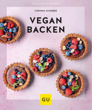 Kuchenklassiker und Lieblingskekse ganz ohne Ei und Milch - das Backbuch „Vegan Backen“ zeigt wie es geht! Sie wollen nicht auf Marmorkuchen, Obstmuffins, Waffeln sowie Käsekuchen verzichten? Vielleicht leiden Sie an einer Unverträglichkeit, Allergie oder haben sich ganz bewusst entschieden, auf tierische Produkte zu verzichten? Autorin Corinna Schober zeigt mit mehr als 35 Rezepten, wie leicht Sie vegan backen können und wir herrlich einfach Kuchen, Gebäck, Kekse, Blechkuchen und Torten gelingen. Grundrezepte Vegan Backen Die Step-Anleitungen für veganen Mürbeteig und veganen Rührteig gleich zu Beginn des Buches ermöglichen Ihnen nicht nur alle Backrezepte aus dem Kochbuch, sondern leiten Sie an, die beliebtesten Klassiker aus Ihrem Repertoire auch in vegan herzustellen. Denn mit den Grundrezepten können sie jeden beliebigen Rührkuchen oder Mürbeteig nun auch vegan backen. Kleine Leckereien - Kekse & Co. Müsliriegel, Tartelettes, Muffins, Donuts, Waffeln und Kipferl gelingen ohne Ei, Milch und Butter genauso fein und köstlich. Die Auswahl ist riesig und kann für den Kindergeburtstag, das Kaffeekränzchen, als Dessert oder Picknick viel Inspiration bieten. Vor allem Kinder und Süßmäuler erfreuen sich an: Schokoladen-Granola-Tartelettes Heidelbeer- und Himbeermuffins Vegane Crêpes-Roll-Ups Walnusskipferl und Linzer Augen Schnelle und einfache Kuchen Marmorkuchen und Obstkuchen wie von Oma - das ist sicher auch bei Ihnen zuhause der Klassiker. Im Gegensatz zu Ihrer Großmutter halten Sie aber weder eigene Hühner noch Kühe und können somit getrost auf vegane Alternativen zurückgreifen. Das schont das Klima und verhindert Tierleid. Probieren Sie unbedingt: Marmorgugelhupf Klassischer Zitronenkuchen Saftiger Schokoladenkuchen Pflaumenkuchen vom Blech Besondere Kuchen & Torten Ob Geburtstag, Firmenfeier oder ein Tag mit Ihren Liebsten - manchmal darf es opulent und anspruchsvoll sein. Eine vegane Hochzeitstorte, ein Cheesecake oder die Torte zum 50. Geburtstag sind mit den Backrezepten aus dem Vegan Backbuch kein Problem mehr. Mango-Cappuccino-Torte Kokos-Limetten-Torte Rosenkuchen mit Mandel-Schoko-Füllung Das Buch ist ein tolles Mitbringsel oder Geschenk sowohl für Veganerinnen und Veganer als auch für die, die es werden wollen.