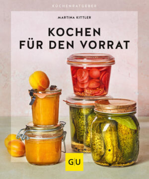 Obst, Gemüse und Kräuter haltbar machen geht ganz einfach! Das neue Kochbuch für schnelle Einmachrezepte! Haben Sie einen eigenen Garten, viele Obstbäume oder Gemüse und Kräuter in Hülle und Fülle? Dann hilft nur haltbar machen, um die Schätze des Sommers für den Winter einzulagern. Das Kochbuch „Kochen für den Vorrat“ zeigt Ihnen, wie Sie Äpfel, Beeren, Kräuter, Gewürze aber auch Gemüse aller Art ganz einfach einkochen oder einmachen können. Autorin Martina Kittler greift auf ihre jahrelange Berufserfahrung als Rezeptköchin zurück und verrät die besten Tipps aus ihrem Alltag. Step-Anleitungen für die Praxis Im kleinen Theorieteil des Buches lernen Sie nicht nur das 1 x 1 des Marmelade Kochens, sondern auch welche Utensilien Sie zum Einmachen brauchen. Einmach-Tipps vom Profi sowie die wichtigsten Zutaten fürs Konservieren werden genau erklärt. Konfitüre, Chutney & Co. Ganz besonders eignen sich Früchte zum Einkochen und Einmachen. Das Rezeptebuch zeigt mehr als 15 Ideen zum Thema Marmelade, Fruchtaufstrich, Konfitüre, Mus, Relish, Chutney und Aufstrich. Die Ideen überzeugen große und kleine Esser und eigenen sich auch für Familien mit Kindern. Probieren Sie unbedingt: Kirsch-Cranberry-Aufstrich Rhabarber-Papaya-Konfitüre mit Kokos Stachelbeer-Limetten-Curd Heidelbeer-Zwiebel-Chutney Ratatouille-Relish Einlegen und Fermentieren Wie gesund fermentiertes Gemüse ist, darüber sind sich Wissenschaftler einig. Es unterstützt den Darm und liefert reichlich Antioxidantien. Und es ist gar nicht schwer selbst herzustellen. Mit wenigen Zutaten und sauberem Arbeiten können Sie Sauerkraut und diese Kreationen nun selbst herstellen: Mixed Pickles Süßsaure Radieschen Kimchi Milchsaure Rote Bete Mozzarella in Thymian-Öl Das Kochbuch ist ein herrliches Geschenk für Hobbyköche, Gartenbesitzer, junge Familien und alle Fans von Eingemachtem.