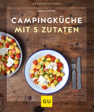 Ist der nächste Campingurlaub schon in Planung? Dann fehlen nur noch die richtigen Rezepte! Das 5-Zutaten-Kochbuch darf im Gepäck nicht fehlen! Leben auf 14 qm im Wohnmobil oder 6 qm im Zelt ist Ihre Leidenschaft? Sie lieben es, morgens auf dem Camping Gaskocher einen Kaffee zu kochen und ihn mit nackten Füßen im Gras zu trinken? Dann erweitern Sie ihr Portfolio doch mal um köstliche, schnelle und einfache Campingrezepte mit nur 5 Zutaten. Sonja Stötzel, die seit Jahren campt, ist Profi in der simplen Küche für Gaskocher und Grill. Kreative kalte Gerichte Pellkartoffeln, Nudeln und Brot vom Vortag lassen sich beim Campen immer zweitverwerten. Die Autorin des Camping Kochbuches zeigt Ihnen, wie Sie Blitzsalate, belegte Brote oder Wraps zubereiten, ganz ohne die Flamme des Camping Kochers anwerfen zu müssen. Die Rezepte sind vegetarisch, vegan oder mischköstlich und schmecken so der ganzen Familie. Kichererbsen-Tomaten-Salat Bulgursalat mit Heidelbeeren Wraps mit Lachs und Radieschen Kartoffelsalat mit Avocado Rezepte auf dem Campingkocher Abends, nach einem spannenden Tag die Kinder zum Wohnmobil rufen und auftischen - für Vollblutcamper gibt es kaum etwas Schöneres. Der klassische Gaskocher kommt zum Einsatz, um Lieblingspasta oder Suppe zuzubereiten. Probieren Sie doch mal: Tortellini-Tomatencremesuppe Bunte Gemüsespieße Pfannenflammkuchen Käsenudeln mit Speck Snacks & Süßes Der süße Abschluss des Tages, ein herzhafter Nachmittagssnack oder ein Picknick für Unterwegs ist on the Road nie verkehrt. So können Pfannkuchen vom Vortag in herzhafte Pfannkuchenröllchen verwandelt werden oder die Gurke in saftige Gurken-Häppchen. Die Autorin verwendet stets nur 5 Zutaten und ergänzt mit Salz und Pfeffer. Das Buch liefert für Camping im Wohnmobil oder Wohnwagen auch wertvolle Tipps, wie man sich die Grundausstattung platzgerecht zusammenstellen kann und Tricks, wie sich Lieblingszutaten ebenfalls platzsparend verpacken lassen. Ein Muss für alle Traveller auf 4 Rädern.