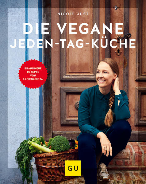 Einfach, schnell und alltagstauglich vegan kochen und das jeden Tag - neue Rezepte von La Veganista Vegan kochen ist nicht kompliziert, das zeigt die Pionierin Nicole Just schon seit 2013 als La Veganista. Ihr neues Kochbuch für jeden Tag präsentiert vegane Rezepte für jede Jahreszeit und ohne Ersatzprodukte. Gemüse, Obst, Getreide, Hülsenfrüchte und Nüsse sind die Hauptzutaten, die täglich eingesetzt werden, optimal mit Nährstoffen versorgen und überall erhältlich sind. Das Vegan Kochbuch für den Alltag Wenn Sie auf Tofu, Seitan und vegane Burger aus Erbsenprotein verzichten und stattdessen mit natürlichen Zutaten kochen wollen, sind die mehr als 80 Rezepte genau das Richtige für Sie. Stattdessen wird mit Saisonkalender, heimischen Gemüsesorten sowie nährstoffreichen Saaten gekocht und kreativ kombiniert. Die Rezepte gehen schnell und stehen oft in nur 35 Minuten auf dem Tisch. Vegane Mittagessen Rezepte Der Hauptteil des Buches setzt sich aus herzhaften Mahlzeiten fürs Mittagessen und Abendessen zusammen. Es gibt vegane Salate, Suppen, Currys, Bratlinge, aber auch Pasta, überbackenes Gemüse und Bowls. Freuen Sie sich auf: Regenbogen-Bowl mit Cashewdressing Kartoffeltaler mit Grüne-Bohnen-Salat Ministrudel mit Currydip Rote-Bete-Dürüm mit Zucchini-Zaziki Vegan Backen - ganz einfach Auch an Torten, Kuchen und Desserts in wunderschönen Farben und mit saisonalem Obst spart die Autorin nicht. Die Rührkuchen gehen wunderbar auf und erfreuen Freunde an der veganen Kuchentafel. Probieren Sie unbedingt: Schwedische Apfeltorte Schokomousse-Törtchen Schneewittchen-Torte Johannisbeerkuchen mit Zitrone und Mohn Schnelle Rezepte mit alltagstauglichen Zutaten Viel Wert legt Nicole Just darauf, dass die Zutaten für ihre Rezept überall erhältlich sind. Sie selbst wohnt auf dem Land und bedient sich der Gemüsefülle aus ihrem Garten. Natürlicher Genuss ohne Geschmacksverstärker, dafür mit selbstgemachten Basics machen jedes Gericht zu einem Gaumenschmaus.