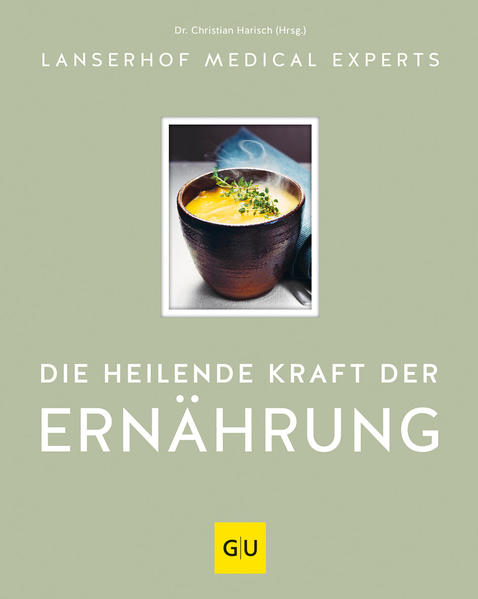 Das Ernährungskonzept des Lanserhofs jetzt für Zuhause - Rezepte, Informationen und Tipps für den Alltag! Seit mehr als 35 Jahren steht der Lanserhof für moderne Medizin und eine ganzheitliche und somit auch ernährungsphysiologische Betrachtung des Menschen. Im neuen, umfassenden Lanserhof-Ernährungsbuch erfahren Sie, wie Sie dieses Wissen für sich nutzen und ganz einfach zuhause gesund kochen und gesund leben können. Expertenwissen der Lanserhof-Chefärztinnen und -Ernährungsexpertinnen Fachliche Beratung durch Prof. Andreas Michalsen Genussrezepte der Lanserhof-Chefköche in Lans (Claus Jenewein), am Tegernsee (Karsten Wolf) und auf Sylt (Dietmar Priewe) Nahrung als Schlüssel Gesunde Ernährung ist der Schlüssel für ein langes, gesundes Leben - dabei spielt der Darm eine wichtige Rolle. Erkenntnisse aus Jahrzehnten fließen ein in das Lanserhof-Ernährungsbuch. Freuen Sie sich auf Frühstücksrezepte, Hauptgerichte, Snacks und Süßes. Frühstück & gesunde Snacks Starten Sie mit nährstoffreichen Gerichten kraftvoll in den Tag: Smoothies, Müsli, Porridge oder Scones, vollgepackt mit Nährstoffen aus Saaten, Kernen, Nüssen und vollwertigem Getreide. Wie wär‘s mit: Löffel-Beerensmoothie mit Avocado und Joghurt Hanf-Mangold-Smoothie mit Haferdrink Omega-3-Müsli mit Studentenfutter Brot, Brötchen, Dips und Vorspeisen Zwei Kapitel beschäftigen sich mit gesunden Backwaren wie Brot, Brötchen oder Wraps, herzhaften Aufstrichen und leckeren Vorspeisen. Probieren Sie mal: Gemüserohkostsalat mit Wildkräutern Indischer Gemüsesalat mit Joghurt Kokos-Soja-Aufstrich mit Cranberries Viele pflanzenbasierte Hauptgerichte Auch die vegane und vegetarische Ernährung kommt nicht zu kurz. Ein großes Augenmerk wird auf Fermentiertes, Microgreens sowie sättigende Gerichte mit alten Getreidesorten und vielen Ballaststoffen gelegt. BBQ-Erdnuss-Blumenkohl mit Algen-Gurkensalat Buchweizen-Bete-Knödel auf Kürbisragout Brokkoli-Möhren-Kichdi mit Weizengrasdip