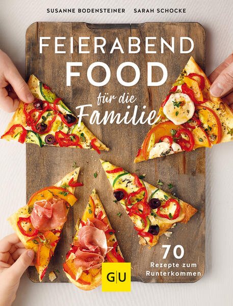 70 schnelle Feierabend Blitzrezepte für die ganze Familie - aus dem Vorrat, vegan, vegetarisch, mit Fleisch - da ist für jeden was dabei! Nach der Arbeit, Kita und Schule noch stundenlang in der Küche stehen? Das war gestern, denn ab heute gibt es Abendessen-Rezepte-Express. Das heißt: in nur 20-30 Minuten köstliche Rezepte für Klein und Groß auf dem Tisch. Und dabei werden satt, denn die erfahrenen Kochbuchautorinnen Sarah Schocke und Susanne Bodensteiner wissen genau, was Familien wollen und brauchen: kunterbuntes Essen, clevere Gemüseverstecke und Kinderlieblinge. Quickies aus dem Vorrat Wenn der Tag zu voll zum Einkaufen ist, müssen gesunde Rezepte her, die sich aus dem Vorratsschrank zubereiten lassen. Das Schnelle-Küche-Kochbuch zeigt, wie einfach sich Suppen, Salate, Aufläufe und Pasta mit wenigen Zutaten aus dem Tiefkühler und der Speisekammer zubereiten lassen. Probieren Sie doch auch mal: Veggie-Nudelsuppe mit Pesto Chili sin Carne mit Schokolade Kartoffelgratin mit getrockneten Tomaten Schnelle Familienküche Ganz egal, ob zum Mittagessen oder zum Abendessen, am Wochenende mit Freunden beim Grillen oder zwischen den Feiertagen, schnelle und gesunde Rezepte sind Familienbegleiter im Alltag. One-Stress-Rezepte kochen sich dabei fast von allein. Einmal alle Zutaten in den Topf werfen, auf dem Blech ausbreiten oder zusammenrühren - das zeichnet die Gerichte aus. Probieren Sie unbedingt: Fischstäbchen in der Pitatasche Flammkuchen mit Kürbis und Schinken Cremige One-Pot-Pasta mit Erbsen Lieblingsgerichte für die ganze Familie Ein Familienmitglied will Pizza, das andere Popcorn und die Eltern unbedingt einen Salat - da heißt es, sich einig werden. Das Kapitel Family Soulfood befriedigt jeden Gaumen und zeigt, wie selbst Nacho-Auflauf einen gesunden Touch bekommt. Zum nächsten Filmabend gibt es dann: Pizzasuppe Spätzle mit Babyspinat und Röstzwiebeln Schnelle Tortilla-Lasagne mit Linsen