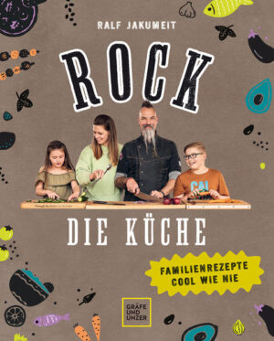 Simple Familienküche von Koch-Rocker Ralf Jakumeit und seiner Familie - Highlights für Klein und Groß - abgesegnet von Rockstars! Die besten Familienrezepte entstehen dann, wenn die ganze Familie zusammen kocht und es jedem schmeckt. Das muss nicht kompliziert sein, sondern kann mit einfachen Mitteln und kleiner Küchenausstattung funktionieren. Catering- und Starkoch Ralf Jakumeit kocht seit Jahren nicht nur für seine Familie, sondern mit seinem Unternehmen auch weltweit auf Festivals für die Rockstars. Diese Kreativität in einfache Familienküche umzusetzen - das gelingt ihm in seinem neuen Kochbuch: Rock die Küche! Frühstücksrezepte Wem die Zubereitung Spaß macht, dem schmeckt‘s auch - ist das Motto bei den Jakumeits. Und tatsächlich, Kinder essen dann am liebsten mit, wenn sie selbst entscheiden dürfen. Die einfachen Rezepte eignen sich nicht nur für Brunch und Sonntagsfrühstück, sondern auf für Schulmorgende und die Brotbox. Bestimmt schwingen auch ihre Kinder gerne die Kochlöffel für: French Toast mit Beeren Einfache Kartoffelbaguettes Kochbuch für Anfänger Selbst absolute Kochanfänger können mit diesen Rezeptanleitungen schnell zum Profi werden. Die Rezepte sind gemischt vegan, vegetarisch mit Fleisch und Fisch, haben oft nur wenige, aber überall erhältliche Zutaten. Es gibt Rezepte für Unterwegs, fürs Picknick oder den Schulausflug. Genauso viel Inspiration ist für Familienfeiern, Feste und Grillpartys enthalten. Familienkochbuch GU - gewohnte Qualität Das umfangreiche Kochbuch aus dem GU Verlag liefert die gewohnt herausragende Qualität und besticht mit schnellem Mittagessen und pflanzlichen Seelenmahlzeiten. Schnelle Pasta, Eintöpfe, aber auch Lieblingsessen wie Burger, Pizza und Grillgerichte sind schnell zubereitet. Probieren Sie unbedingt: Herzhafter Brezenauflauf Taleggio-Taschen mit Tomate und Rucola Bananen-Marzipan-Soufflé Und das Coolste: Vielleicht haben einige Rockstars wie Metallica bereits die gleichen Mahlzeiten verspeist!