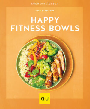 Gesund und nährstoffreich kochen und dabei wunderschöne, bunte Fitness Bowls genießen? Das neue Kochbuch macht‘s möglich! Happy Fitness Bowls machen nicht nur Magen, Darm und Muskeln fröhlich, sondern erfreuen auch die Augen. Die kunterbunten Schüsseln strotzen vor Farben und gesunden Zutaten und versorgen Sie so morgens, mittags und abends mit Nährstoffen. Denn die Formel für ein Kochbuch gesunde Ernährung ist ganz einfach: Rezepte, die alle Mikro- und Makronährstoffe enthalten, die der Körper braucht. Nachhaltig gesund kochen Mit Diät hat das Bowl-Kochbuch nichts zu tun - vielmehr zeigt Autor Nico Stanitzok seine Fitness Bowl Formel, die alles inkludiert, was nachhaltig versorgt. So bestehen die Bowls aus Kohlenhydraten, gesunden Fetten, Protein und Ballaststoffen. Eben alles, was der Körper braucht. Süße Bowls- zuckerarm Zum Frühstück schon eine Schüssel voll Glück gefällig? Die bunten Bowls machen direkt morgens gute Laune und versprechen einen nachhaltig sättigenden Start in den Tag. Das Fitnessrezeptbuch berücksichtigt nämlich schon bei der ersten Mahlzeit des Tages eine gehörige Portion Nährstoffe. Starten Sie mit: Schokoladige Kokos-Früchte-Bowl Porridge mit selbstgemachtem Reisdrink Bananen-Tofu-Bowl mit Sojacreme Fleisch, Fisch & Geflügel - schnell und lecker Lassen Sie sich in diesem Kapitel überraschen, wie herrlich Fleisch und Fisch schmecken und wie kreativ sie in Bowl Rezepte integriert werden können. Die Fitness-Rrezepte eignen sich auch für Sportbegeisterte, da sie langfristig Energie liefern. Nach einem Workout schmecken: Steakbowl mit Zitronenreis Donburi-Bowl mit Huhn Bunte Taco-Fisch-Bowl Vegane und vegetarische Fitness Bowls Auch alle, die auf tierische Lebensmittel (öfter) verzichten wollen, werden satt. Denn hier tummeln sich essenzielle Nährstoffe in den Gerichten. Die Fitness-Rezepte haben zwischen 300 und 650 kcal und lassen sich super vorbereiten. Ayurveda-Bowl Umami-Kichererbsen-Bowl Rosa Rote-Bete-Bowl