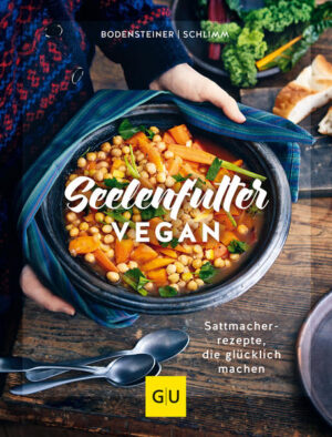 Essen das glücklich macht - das vegane Kochbuch mit köstlichen pflanzlichen Rezepten für besondere Tage! Wenn alles schief geht, kann Essen als Seelenfutter dienen. Dann, wenn man mit dem falschen Fuß aufgestanden ist, das Auto nicht anspringt oder der Arbeitstag für die Katz war - genau dann braucht man abends das beste Essen auf dem Tisch. Susanne Bodensteiner und Sabine Schlimm zeigen, wie sich Seelenfutter vegan zubereiten lässt und machen mit ihren Rezepten so manchen Tag wieder gut. Rezepte für den Frühling Grün, frisch und leicht kommt der Frühling daher. Spargel, Erdbeeren sowie frische Kräuter dürfen nicht fehlen. Bärlauch ist der Star vieler Rezepte, die genauso schmecken, wie sich der Frühling anfühlen soll: leicht und mit einer gewissen Erwartung auf neue Energie. Frühlingspasta mit Grissini-Chili-Topping Spanakoriso mit Knuspertofu Crêpes mit Mai-Ratatouille Trifle mit Erdbeeren und Kokoscreme Sommer Rezepte vegan Wenn alles bunt leuchtet und die ersten Tomaten und Zucchini im Garten zu ernten sind, dann ist endlich Sommer. Die Lust auf aromatische Rezepte steigt und das Soulfood-Kochbuch befriedigt mit neuen und alltagstauglichen Ideen genau diesen Hunger. Panzanella mit Zitronendressing Gartengemüse mit Smashed Potatoes und Pesto Cashew-Brombeer-Nocken mit Schokoflakes Seelenwärmer für Herbst und Winter Wenn das Wetter kühler wird, Regen den Tag beherrscht, dann muss es auch in der Küche eine Veränderung geben. Natürlich Zutaten vom Feld sowie feine Gewürze wärmen dann von innen. Currys, Suppen und Eintöpfe lassen sich in Schüsseln auf dem Sofa löffeln. Pappardelle mit Wildpilz-Tomaten-Sugo Sellerierisotto mit Birne Safran-Couscous mit Kichererbsen-Gemüse Kokos-Schokopudding mit Tonka Das Kochbuch rund um vegane Ernährung überzeugt auch Mischköstler mit feinen Kompositionen und einfachen Zubereitungen.