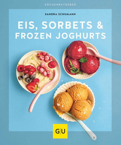 Eis ganz einfach selbst machen! Himmlisches Sahne- und Milcheis, fruchtiges Sorbet und cremiger Frozen Joghurt - mit und ohne Eismaschine schnell und kinderleicht!Ob im Hochsommer, beim Kindergeburtstag oder Serienabend auf dem Sofa: Eis schmeckt immer. Und ein selbstgemachtes gleich doppelt. Nie mehr vor Eisdiele warten - stattdessen eine prall gefüllte Gefriertruhe voll mit leckeren und kreativen Sorten. Mit den Rezepten zu Eis, Sorbets und Frozen Joghurts von Autorin Sandra Schumann brechen auch zuhause herrliche Eiszeiten an. Dazu fehlen im KüchenRatgeber auch nicht die passenden Tipps zum Einfrieren, Tiefkühlen, Vorbereiten und Portionieren. Cremige EisrezepteDie Autorin zeigt im ersten Kapitel, wie einfach es ist, mit wenigen, hochwertigen Zutaten köstliches Sahne- und Milcheis zuzubereiten, z.B.: Gesalzenes Butterkaramelleis Heidelbeereis mit Baiser Weißes Schokoladeneis mit Thymian Kaffee-Keks-Eis Sorbet & GranitaLeichte, fruchtig-frische Eisalternativen - mit oder ohne Eismaschine zubereitet mit Früchten, Kaffee, Likör oder Nüssen. Die Bandbreite von Sorbet und Granita ist riesengroß. Probieren Sie diese Kreationen: Ananas-Passionsfrucht-Sorbet Johannisbeer-Sorbet mit Minze Gurken-Pfefferminz-Granita Espresso-Granita mit Schuss Frozen Joghurt & SpecialsDer Trend zum gefrorenen Joghurt ist ungebrochen - denn das weiße Glück ist kinderleicht und himmlisch lecker. Ganz egal ob Sahnejoghurt oder die vegane Alternative, mit den Eis Rezepten begeistern Sie ihre Freunde und Familie auf jeder Party: Mango-Cheesecake-Eis Geschichtetes Eiskonfekt Eis-Sandwich mit Kokos Himbeer-Joghurt-Eis am Stiel