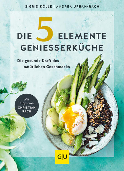 Das neue 5 Elemente Kochbuch mit gesunden Rezepten für alle Jahreszeiten - lernen Sie die TCM Ernährung kennen!Suchen Sie nach Rezepten für körperliches und seelisches Wohlbefinden? Wollen Sie im Einklang mit Ihrem Tagesrhythmus essen und neue Energie durch die richtigen Lebensmittel finden? Dann ist das Rezeptbuch von Sigrid Kölle und Andrea Urban-Rach eine wahre Bereicherung für Ihr Kochbuchregal. Sie lernen nicht nur die Grundlagen der 5 Elemente Lehre, sondern auch welche Lebensmittel zu welcher Jahreszeit Energie liefern.Die 5 Elemente KücheSauer, Bitter, Süß, Scharf und Salzig - das sind die 5 Elemente, die in der Küche der traditionellen chinesischen Ernährungslehre von Bedeutung sind. Aufgeteilt in 5 Jahreszeiten zeigt das TCM Kochbuch perfekt abgestimmte Rezepte mit den besten Zutaten aus der Natur. Die beiden Autorinnen sind ausgebildet in der 5 Elemente Ernährung und begeistern ihre Leserinnen und Leser mit köstlichen Mahlzeiten zum Frühstück, Mittagessen und Abendessen - garniert mit Tipps und Tricks von Spitzenkoch Christian Rach. Kochbuch gesunde ErnährungDie Idee hinter dem Kochbuch besteht darin, zu zeigen wie wichtig die Auswahl der richtigen Zutaten zum richtigen Zeitpunkt für unsere Gesundheit ist. Ein warmes und sättigendes Frühstück liefert Energie für den Tag, das Mittagessen ist eiweißreich und ausgleichend in der Tagesmitte - das Abendessen leicht und harmonisch. Rezepte aus dem 5 Elemente KochbuchDie Rezepte begeistern mit viel Raffinesse und stets mit allen 5 Geschmacksnuancen. Probieren Sie unbedingt:Dorsch im Pergament gegartJunge Möhren mit GrünkernbratlingenHirse-Porridge mit gedünstetem PfirsichKürbis-Mandel-Creme auf DinkelbrötchenSie können sich sowohl auf vegane, vegetarische als auch auf fisch- und fleischhaltige Rezepte freuen. Viele Mahlzeiten eignen sich zum Vorbereiten, aber auch für Gäste und Feste. Zum Beispiel:Tomatentarte mit ZiegenkäseEntschlackende ReissuppeWirsingrouladen mit Hirsefüllung