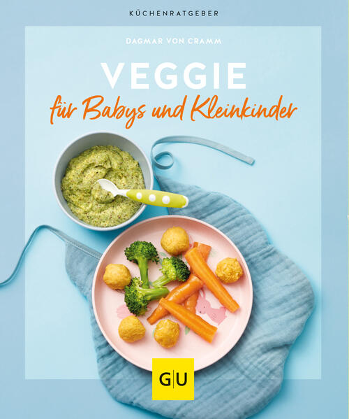 Du möchtest mit Deinem Baby entspannt in die Beikoststart starten und suchst nach einem klassischen, vegetarischen Kochbuch? Dann schaut in den neuen Küchenratgeber von Dagmar von Cramm. Rezepte für den Breifahrplan Eine übersichtliche Struktur und viel Sicherheit vermittelt die Beikosteinführung nach dem Breifahrplan der DGE. Dagmar von Cramm setzt diesen gekonnt in ihrem neuen Kochbuch für Babys und Kleinkinder ein und zeigt, wie mit einer vegetarischen Ernährung die wichtigen Nährstoffe aufgenommen werden können. Brei Kochbuch Baby Das Buch startet mit leckeren und kreativen Breien für ab dem 5. Monat. Zeitlich wirst Du durch die ersten Monate geführt, wobei hier nach und nach mehr Lebensmittel dazukommen. Ergänzend dazu gibt es Tipps, wie Brei richtig zubereitet, aufbewahrt und tiefgekühlt wird. Ganz klassisch kann man hier starten mit: Brokkoli-Sesam-Brei Kürbis-Süßkartoffel-Brei Hafer-Himbeer-Brei Brei Zubereitung Fingerfood Je älter das Baby wird, umso mehr kann man Fingerfood einführen. Die Autorin zeigt, wie erste Mahlzeiten aussehen können und wie man diese nach wie vor als Brei anbieten kann. Dabei liegt immer ein wichtiges Augenmerk auf den Nährstoffen, die das Baby braucht. Probiert doch mal: Kartoffelmuffins Wunderwaffeln Kleine Wurzelpuffer Vegetarisch für die Familie Ab dem 10. Monat können Kinder zum großen Teil vom Familientisch mitessen. Vegetarische Hauptgerichte können hier ebenfalls alle notwendigen Nährstoffe liefern, sind schnell und einfach zubereitet und schmecken Groß und Klein. Die Rezepte sind alltagstauglich und kommen mit maximal 10 Zutaten aus. Gnocchi mit Spinatsoße Möhren-Cashew-Cannelloni Birnenschnitten Rote-Bete-Kranz