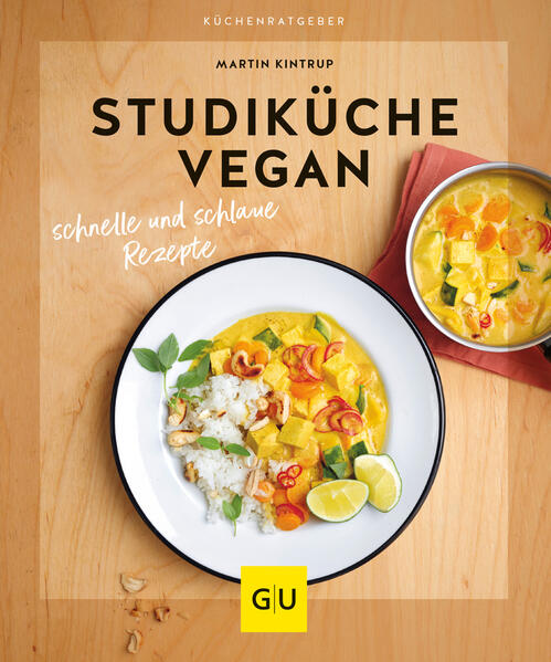 Das vegan Kochbuch für Studenten - einfache, schnelle und preiswerte Rezepte fürs 1. Semester und darüber hinaus! Statt der Ernst des Lebens beginnt für viele Erstsemester und Studenten nun der Spaß des Lebens - die erste eigene Wohnung und somit die erste eigene Küche. Zutaten, Rezepte und Essenszeiten können nun ganz frei gewählt werden - einem Mitternachtssnack mit Freunden steht nun nichts mehr im Wege. Die passenden Einsteiger-Rezepte liefert Martin Kintrup in seinem neuen Kochbuch Studiküche vegan. Ganz ohne Tier schmecken hier Frühstück, Hauptmahlzeiten und Snacks. Und wie einfach selbst kochen ist, zeigen nicht nur die Rezepte mit maximal 10 Zutaten - sondern auch die umfangreichen Tipps zur Blitzküche. Das beste Studenten Geschenk zum Start … … sind neben der Grundausstattung zum Loslegen in der Küche auch schnelle und einfache Rezepte. Zum Beispiel zum Frühstück - denn so startet man auch nach langer Feierei entspannt in die Vorlesung. Neben Waffeln, Sandwiches und Porridge-Variationen warten auch Katerfrühstück aus Rührtofu sowie Pancakes darauf, ausprobiert zu werden. Vegane Rezepte Mit wenigen Zutaten und kurzer Zubereitungszeit überzeugen die Gerichte selbst Kochmuffel davon, mal selbst den Löffel zu schwingen. Die Kategorien: Extraschnell satt Gechillt Kochen Soulfood zeigen nicht nur kreative Mahlzeiten, sondern sättigen auch günstig und lassen sich oft für den nächsten Tag mit vorbereiten. Diese Meal-Prep-Tipps sind Gold wert, wenn die Mensa mal wieder kein veganes Angebot bereithält. Einfache und schnelle Rezepte Die besten Eiweißquellen sowie die wichtigsten Mikronährstoffe hat Autor Kintrup durch viel Erfahrung und Raffinesse in das Kochbuch für Studenten eingebaut. Jetzt fällt nur noch die Entscheidung an, was als Erstes ausprobiert wird: Gnocchisalat mit Pinienkernen Curry-Nudelsuppe mit Erdnuss Nudelgratin mit Aubergine und Knusperkruste Falafelburger Mini-Tostadas mit Mango-Salsa