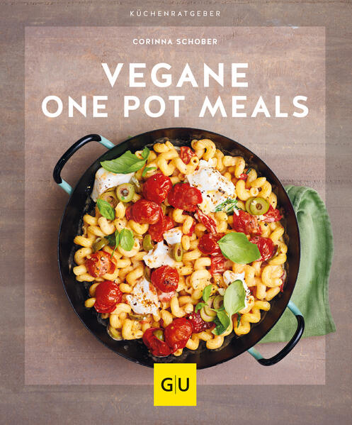 Schnelle Rezepte aus einem Topf - die gibt’s jetzt auch vegan. One-Pot-Meals mit wenig Aufwand und ganz viel Geschmack! Das neue Kochbuch von GU verspricht nicht nur köstliche Rezepte, sondern ganze neue Kreationen, die immer aus einem Topf, einer Pfanne oder von einem Blech kommen. Spülarbeit, ade heißt es dann, stattdessen oft nur 20-30 Minuten Zubereitungszeit und maximal 10 Zutaten. Ganz ohne tierische Komponenten lassen sich die veganen Gerichte kinderleicht kochen und für die ganze Familie servieren. Vegan Kochbuch - viel Inhalt, wenig Aufwand One-Pot-Meals eignen sich nicht nur für die schnelle Familienküche, sondern auch super als Abendessen nach einem stressigen Arbeitstag oder als Meal Prep fürs Büro. Die wenigen, aber nährstoffreichen und gesunden Zutaten kombiniert Autorin Corinna Schober mit ganz viel Raffinesse zu folgenden Gerichten: Vegane Pasta Asciutta Zitronen-Kokos-Quinotto Reispfanne à la Paella Schnelle Zucchini-Lasagne One Pot Kochbuch Nicht nur aus dem Topf, auch aus Pfanne sowie von einem Backblech kommen die Mahlzeiten auf den Tisch. Neben einem Schneidebrett und Messer muss somit immer nur ein weiteres Küchenaccessoire gespült werden. Gemüse, Getreide, Hülsenfrüchte, Nussmus, vegane Alternativen sowie Gewürze ergeben nicht nur saftige und würzige Aromen, sondern sorgen auch für Genuss ohne ethische Bedenken. Das neue vegane Kochbuch … … ist eine Bereicherung im Kochbuchregal für alle, die auf der Suche nach simplen, gesunden und günstigen Rezepten sind. Freuen Sie sich auf folgende Mahlzeiten: Blumenkohlsteaks Pizza Styled Tortillas Auberginen-Ragout mit Gnocchi Kichererbsen-Spinat-Eintopf