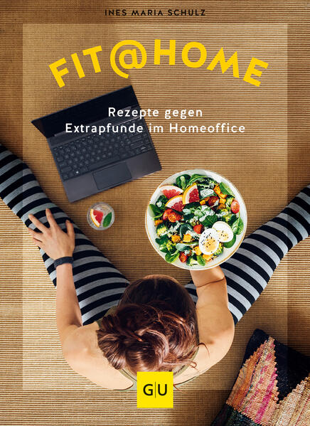 Das Homeoffice Kochbuch für einen fitten und gesunden Lebensstil - Rezepte für jede Tageszeit sowie Tipps & Tricks für das Arbeiten zuhauseSeit Corona hat sich die Art und Weise verändert, wie wir arbeiten und leben. Plötzlich heißt es kochen in der eigenen Küche statt Kantine. Dabei ist gesundes Essen und Fitness Ernährung enorm wichtig für einen produktiven Arbeitstag. Die Personal Trainerin Ines Maria Schulz zeigt in ihrem neuen Fitness Kochbuch, wie man gesund kochen und gleichzeitig durch Homeoffice Hacks sein tägliches Leben fitter gestalten kann. Homeoffice Motivation Bunte Bowls, Low-Carb-Pfannkuchen oder ein frischer Smoothie eignen sich perfekt für den fitten Start in den Arbeitstag. Statt am Bahnhof oder Unterwegs gibt’s die erste Mahlzeit des Tages jetzt aber zuhause in der eigenen Küche. Die erforderliche Planung sowie Tipps zum Einkaufen, Zubereiten und Servieren liefert die Autorin gleich mit. Freuen Sie sich auf: Erdbeer-Mandelprotein-Shake Riesen-Pancake mit Beeren Rührei mit Pak Choi und Cashewmus Gemüse-Omelett Das Homeoffice Kochbuch zeigt nicht nur köstliche und einfache Rezepte, sondern auf Sonderseiten auch Motivations Tipps und Hacks fürs Homeoffice. So hilft das Kochbuch bei einer guten Work-Life-Balance im Homeoffice: Infos rund um Hormone und Darmgesundheit Praxis des Dankbarkeitstagebuches Meal Prep Tipps aus dem Vorrat Entspannungsübungen Büro-Streching Übungen für aktive Pausen bei der Heimarbeit Gesunde Hauptgerichte die satt, aber nicht müde machen Mittagstief ade - jetzt gibt es Greens und Mahlzeiten satt, aber ohne das typische Loch nach dem Mittagessen. Dafür sorgen leichte Rezepte - die mal vegan, mal vegetarisch, mal mit Fleisch und mal mit Fisch daherkommen. Auch in Punkto Zubereitungszeit glänzen die Rezepte. Diese Hauptgerichte schmecken zuhause: Quinoa-Cashew-Lemon-Bowl Low-Carb-Lasagne Thai-Reisnudelpfanne mit Filetspitzen