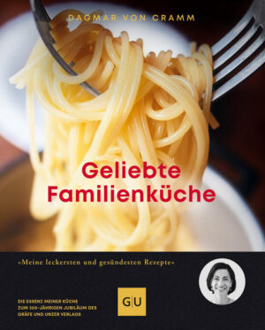 Gemeinsam als Familie essen - von der Schwangerschaft bis zur Geburt, vom 1. Geburtstag bis zum Weihnachtsfest und viele, viele gemeinsame Mahlzeiten - Bestsellerautorin Dagmar von Cramm verrät ihre besten Rezepte Der Familientisch hat eine große Bedeutung! Dagmar von Cramm veröffentlicht seit mehr als 30 Jahren Rezepte und kann auf eine Menge Erfahrung zurückgreifen. Diese zeigt ihr: Je liebevoller die gemeinsamen Mahlzeiten und das gemeinsame Kochen gestaltet werden, umso mehr wächst eine Familie zusammen. In ihrem neuen Familienkochbuch geht es um diese Themen: Wenn alles beginnt - gesunde Ernährung in der Schwangerschaft Der erste Brei - Start in die Beikost/Essen lernen Gemeinsame Mahlzeiten - Alle an einem Tisch Familienfeste Vegetarische Familienküche Allergien- und Krankenkost zum 'Aufpäppeln' Kochbuch für die Familie Die Rezepte sind an ihren eigenen Söhnen und Enkelkindern erprobt und somit garantiert auch die neuen Lieblinge Ihrer Kinder. Ganz egal ob Frühstück, Mittagessen oder gesunde Snacks, diese Mahlzeiten haben das Zeug zum Klassiker: Seelensuppe mit viel Gemüse Currywurst mit Flatbread Rübchenschnitzel mit Kartoffelgratin Kochbuch gesunde Ernährung Sowohl für vegetarische, vegane oder mischköstliche Ernährung gibt es einfach und schnelle Rezepte - neben dem Geschmack liegt das Augenmerk immer auf einer guten Nährstoffversorgung. Rahm-Geschnetzeltes und Brei Birnen-Hirse-Porridge Schoko-Bananen-Blini Zusammen feiern und essen Zusammen feiern ist für Kinder etwas ganz besonderes, Weihnachten, die Taufe, Kommunion oder Konfirmation sind Gelegenheiten, mit der Großfamilie Zeit zu verbringen und zusammen gesund zu essen. Dabei sind die vorgestellten Rezepte stets mit überall erhältlichen Zutaten, schnellen und einfachen Zubereitungen sowie Gelinggarantie ausgestattet. Auch erklärt die Autorin, wie man Brot selbst backen kann, kreative Schulbrote schmiert und Kinder für gesundes Essen begeistert.