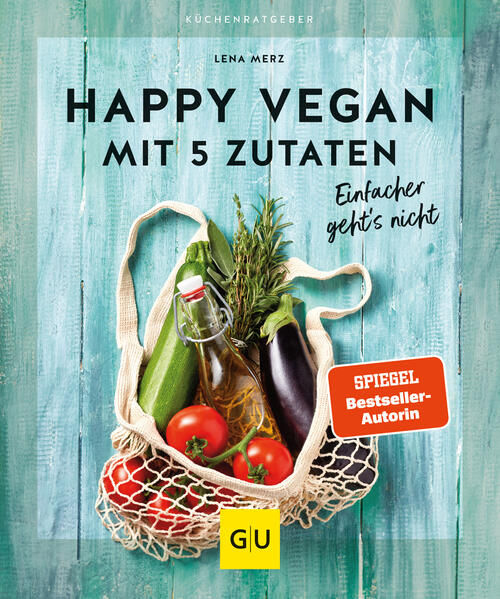 Vegan und gesund kochen - mit nur 5 Zutaten! Wie leicht und lecker das geht, zeigt Lena Merz in dem neuen Vegan Kochbuch.Schnelle Rezepte mit wenigen Zutaten - Jackpot! Maximal 5 Lebensmittel benötigen Sie, um die Feierabend- und Genussrezepte aus dem Kochbuch vegan nachzukochen. Dabei ist nicht immer ein Einkauf nötig, denn auch aus dem Vorrat und Tiefkühler lassen sich kreative Mahlzeiten zaubern.  Kochbuch gesunde ErnährungWeniger ist oft mehr - denn dann fehlen ungesunde Lebensmittel und bedenkliche Zusatzstoffe. Die Rezepte mit 5 Zutaten überzeugen durch Raffinesse und Kombination, oft mit überraschendem Twist. So lassen sich insbesondere aus Tiefkühlgemüse viele Aromen herauskitzeln, die in Kombi mit Getreide oder Hülsenfrüchten überzeugen:Erdnusscurry mit CouscousMaronen-Ingwer-SuppeTofu süßsauer mit grünen BohnenVegan kochen für AnfängerWer sich neu in die vegane Küche wagen will, macht mit diesem Kochbuch alles richtig. Wenig Aufwand - sowohl beim Kochen als auch beim Aufräumen, wenige Zutaten und niedriger Schwierigkeitsgrad. Der Einstieg gelingt leicht und diese Rezepte sollten Sie probieren:Gnocchi auf dem BlechTomaten-Risotto mit KapernMaultaschenauflauf mit Mangold Vegan backen - mit nur wenigen ZutatenAuch Desserts und Kuchen gelingen vegan und mit nur 5 Zutaten - zum Beispiel Schokomousse mit Orange, Kirschkuchen mit Streuseln und Milchreis mit Bratapfel. Der Küchenratgeber vegan von GU ist ein tolles Geschenk für Studierende, Kochneulinge und Kochmuffel, die wieder den Einstieg ins Selbstkochen finden wollen.  