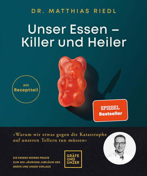 Falsche Ernährung ist weltweit Todesursache Nr. 1. Die Schuld wird den Betroffenen zugeschrieben - ein Trugschluss, festgeschrieben im Klischee des dicken, disziplinlosen Fast-Food-Fans. Grund genug für Ernährungsmediziner Dr. Matthias Riedl, die wahre Geschichte hinter der alltäglichen (Fehl-)Ernährung als das darzustellen, was sie ist: ein Skandal - mit Politik, Wirtschaft und Krankenkassen in den Hauptrollen. Seine Hoffnung: Wenn jeder die Hintergründe kennt, können wir endlich als Gemeinschaft Maßnahmen einfordern, die den Einzelnen vor ernährungsbedingten Zivilisationskrankheiten schützen. Riedl zeigt auf, wie diese Maßnahmen aussehen könnten - und wie wir selbst im Kleinen gut für uns sorgen, bis sich im Großen etwas ändert…