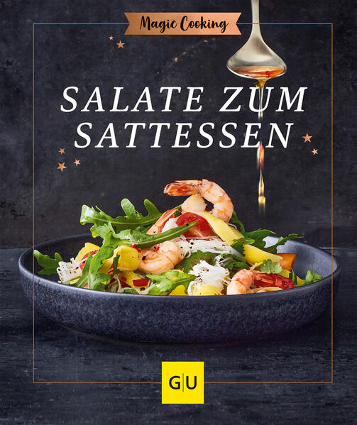 Das neue Kochbuch für Salate zum Sattwerden - Rezepte pur, klassisch, kreativ und mit ganz vielen magischen Tipps für die gesunde Küche! Ganz egal, ob Bowl oder Salat to go, ob Beilage zum Grillen oder Hauptgericht - das alles erwartet Sie in dem Kochbuch von Tanja Dusy aus der neuen GU-Kochbuch-Reihe Magic Cooking. Und das Beste: Die Salate machen satt und glücklich. Freuen Sie sich auf ein Feuerwerk aus Aromen, Crunch, Textur und Geschmack! Gesund essen - und satt werden! Von Salat wird man nicht satt? Spätestens mit diesem Salat Kochbuch beweist die Autorin das Gegenteil. Hier werden Hülsenfrüchte, Getreide, Nüsse, Saaten, Obst, Gemüse und feine Dressings so mit veganen und vegetarischen Zutaten sowie Fleisch & Fisch kombiniert, dass Ihnen das Wasser im Mund zusammenläuft. Ganz pur - Salat Rezepte … … mit wenigen Basiszutaten, die jeder Kühlschrank hergibt, gibt es im ersten Kapitel. Diese Kombinationen überzeugen: - Grüner Nudelsalat mit Schinken - Coleslaw mit Röstmais - Tomaten-Melonen-Salat Ganz klassisch … … werden die Salate in diesem Kapitel serviert. Mal als Salat Bowl, mal als Platte angerichtet, überzeugen die Gerichte auch optisch: - Nizza Salat mit frischem Thunfisch - Vietnamesischer Nudelsalat mit Rindfleisch - BLT-Schichtsalat Ganz kreativ … … sind die Salate, die sich super to go und als Meal Prep in einer Vorratsbox mitnehmen lassen. Darüber hinaus besticht das Rezeptbuch mit Tipps & Tricks für das perfekte Dressing und ausgefallene Toppings.