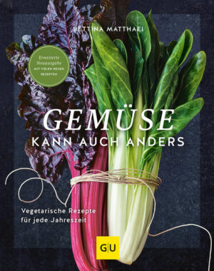 Der Klassiker „Gemüse kann auch anders“ neu aufgelegt, mit noch mehr großartigen vegetarischen und veganen Gemüsegenuss - Ihr Start in eine gesunde Ernährung! Oft braucht es nicht viel, um reifes, saisonales Gemüse in eine köstliche Mahlzeit zu verwandeln. Kräuter, Gewürze und die besondere Art der Zubereitung stehen für die Wunderwelt der Gemüsegerichte von Bettina Matthei. Vegetarische Lebensmittel wie Hülsenfrüchte, Getreide, Milchprodukte und Würzpasten ergänzen die Mahlzeiten. Vegetarisch Kochen … … ist fest in einem gesunden Lebensstil verankert. Dabei geht es nicht darum, traditionelle Gerichte zu ersetzen, sondern aus allen Zutaten den besten Geschmack herauszukitzeln. Gemüse schmeckt vom Grill, gegart, gebraten, gedünstet, roh oder süß zubereitet immer lecker. Starten Sie mit diesen Gerichten in die Gemüsevielfalt: Pasta mit Artischoken-Sugo Thai-Auberginen in Kokos-Currysoße Romanesco in Pfeffersahne Erbsen-Flan auf Zuckerschoten-Streifen Quitten-Fenchel-Gemüse mit Anis-Polenta Kochbuch gesunde Ernährung Öfter mal auf Fleisch verzichten und sich somit gesünder und klimaschonender zu ernähren, ist ein aktuelles Ziel. Besonders wichtig wird dann, dass die Rezepte schnell gehen, einfach zuzubereiten sind und eine Menge Aromen liefern. Gemüse kann das alles und trägt viel zu einer nachhaltig gesunden Ernährung bei. Kochbuch vegetarisch Das Kochbuch „Gemüse kann auch anders“ gehört als Standardwerk in jede Küche. Es finden sich darin vegetarische und vegane Rezepte für Faule, Familien, für Gäste und Feste und für jeden Tag. Denn das tägliche Mittag- und Abendessen sind zentrale Punkte unseres Alltags. Kochen Sie dazu unbedingt: Gurkensalat mit Sesamtopping Süßkartoffelsuppe Kohlrabi-Risotto mit pochiertem Eigelb Süße Kürbis-Apfel-Tarte Möhrennudeln mit Linsen-Nuss-Soße