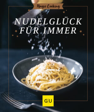 Nudeln machen glücklich und satt! Tanja Dusy zeigt in ihrem Magic Cooking Kochbuch kreative neue Ideen mit Pasta, die garantiert schmecken!Nudeln passen nicht nur in die Feierabendküche und an den Familientisch, sondern sind auch wahres Soulfood für jede Jahreszeit. Das neue Nudel Kochbuch zeigt Ihnen wie die perfekte Pasta gekocht wird und gibt Inspiration für Saucen, Pestos und aromatische Kreationen. Mit dabei sind schnelle Rezepte, feine Mahlzeiten für Gäste und Vorschläge für den Alltag mit besonderem Pfiff. Kochbuch Pasta - und bastaMehr als ein paar feine Nudeln braucht es oft nicht, um ein schnelles Mittagessen auf den Tisch zu zaubern. Viele Rezepte schmecken pur so gut, dass sie mit wenigen Zutaten auskommen und schnell gemacht sind. Probieren Sie unbedingt:Tagliatelle mit ThymianpilzenPenne PeperonataPasta alla Briciole mit FenchelGefüllt, geschichtet, gerollt, geschnitten …… als Lasagne, Auflauf, Salat oder Suppe sind Nudeln ein Dauerbrenner. Selbst gemacht überzeugen sie Gäste mit feinem Biss. Die Autorin hat für diese Gelegenheiten die perfekten Kombinationen entwickelt:Safrannudeln mit MiesmuschelnUdon-Nudeln mit Chili-HackRote Bete-Nudeln mit SchafskäseMagic Nudel-CookingDas neue Pasta Buch macht Sie glücklich, wenn Sie vegane, vegetarische und Rezepte aus der Fleisch- und Fischküche lieben, gerne frische Zutaten kombinieren und ein Pasta-Fan sind. Viele Rezepte kommen mit Zutaten aus dem Vorratsschrank oder Tiefkühler aus und stehen in unter 30 Minuten auf dem Tisch. 