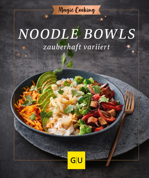 Ein bisschen zaubern können? Und die ganz große Liebe finden? „Magic Cooking: Noodle-Bowls“ bringt zwei kulinarische Lieblinge zusammen, die wie füreinander geschaffen sind: Nudeln machen es sich in Bowls damit so richtig gemütlich - und Bowls lassen Spaghetti, Spätzle & Co. mal pur, mal klassisch, mit Fisch, Fleisch oder Gemüse in ganz neuem Licht erstrahlen. Zauberhafte Tipps und Tricks verwandeln die Nudelschüsseln von einst in kulinarische Dreamteams: Tuna Poké, Beef Tataki, Teriyaki oder Pulled Lachs Bowls, Stir Fry Broccoli, Pasta Calamari, Spätzle- oder Hygge-Bowl - die internationalen wie heimisch inspirierten Wohlfühlrezepte harmonieren so gut miteinander, dass an Trennung nie mehr zu denken ist - eine magische Verbindung!