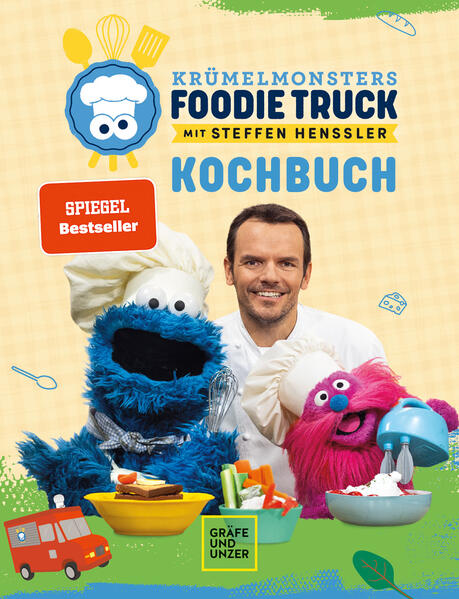 Jetzt rollt der Foodie-Truck auch bei dir Zuhause: Zudelnudel-Kuddelmuddel, Käsespätzle, Gonger’s gefüllte Paprika oder Krümelmonster’s kreativer Chaos-Kuchen - das Krümelmonster, Gonger und Sternekoch Steffen Henssler haben ihre 40 leckersten Lieblingsrezepte vom Sesamstraßen Foodie-Truck für dich gesammelt und zeigen dir, wie du sie ganz einfach selber nachkochen kannst! Denn Kochen und Backen ist nicht nur was für Erwachsene: Steffen zeigt in tollen Schritt für Schritt-Anleitungen ganz viele Tricks aus der Küche. Etwa, wie du To(momo)maten enthäutest, Pizza-Teig selbst herstellst, oder aus Zucchini Nudeln werden - so wird kochen kinderleicht. Zu jeder verwendeten Gemüsesorte haben das Krümelmonster und Gonger außerdem spannende Fun Facts für dich parat. Also, ran an die Kochlöffel und Losschnippeln, Rühren und Probieren - so schmecken auch dir Spinat, Kürbis und Rote Bete garantiert! Kochen mit dem Krümelmonster und Gonger: 39 leckere und gesunde Rezepte von herzhaft bis süß, Frühstück bis Nachspeise Kinderleicht zuhause nachkochen mit den Küchentricks von Steffen Henssler und bebilderten Schritt für Schritt-Anleitungen Spannendes Hintergrundwissen zu den verwendeten Obst- und Gemüsesorten