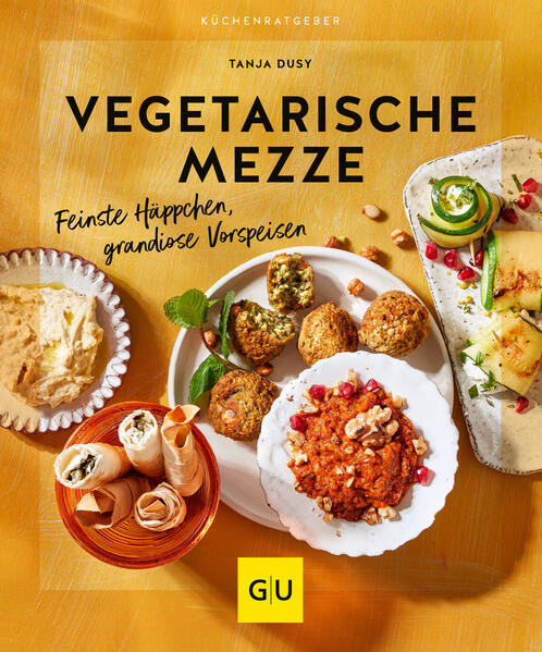 Eintauchen in das wohlige Gefühl von Sommer, Sonne, Urlaub: Vegetarische Mezze sind wie der Boarding Pass für den fliegenden Teppich - flugs wird die Küche zur Strandbar am Meer, und selbst Anfänger am Herd zaubern mit den leichten, sonnigen Rezepten Köstlichkeiten auf den Tisch, die im Nu für Urlaubslaune sorgen: knusprige Teigtaschen, schnelle Brote und gegrilltes Gemüse, märchenhaft gewürzte Häppchen und Suppen, Aufstriche, Dips und Cremes, die nur darauf warten, frisches Fladenbrot hinein zu tauchen. Ganz ohne Fleisch, mit Gemüse, Kräutern, Nüssen und (Hülsen)-Früchten, kreativ, bunt und so richtig einladend zum Ausprobieren, Teilen und in fröhlicher Runde genießen. Ein Mee(h)r der Möglichkeiten für das Urlaubsglück daheim!