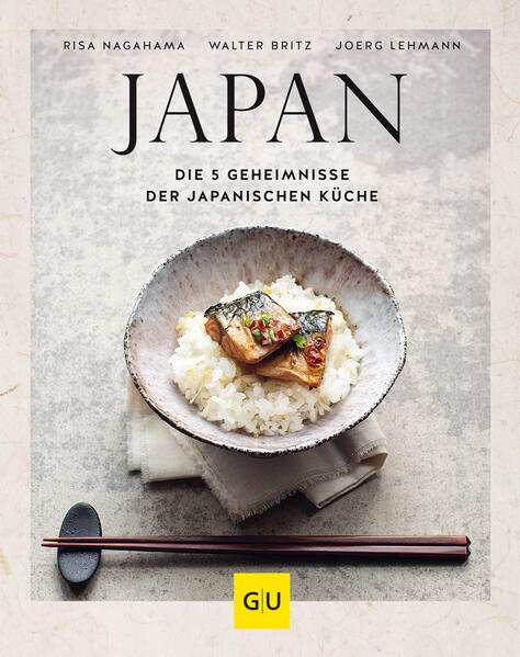 Gesund, pur, saisonal - die Küche Japans verbindet auf elegante Art und Weise Tradition, Geschmack und Ästhetik auf dem Teller. Mit dem schwelgerischen Koch- und Reportagen-Bildband von Risa Nagahama, Walter Britz und Fotograf Joerg Lehmann weht das Flair der Trendküche aus Fernost auch in hiesigen Küchen so selbstverständlich und leicht wie Kirschblütenäste im Wind. Traumhafte Bildwelten, authentische Rezepte und jede Menge Insiderwissen laden ein zum Träumen und Genießen. Lassen Sie sich verführen von Erbsenreis mit Kirschblüten, hausgemachten Udon, Skrei mit Daikon-Orangen-Sauce, Rinderragout mit Miso oder Erdbeer-Tempura.