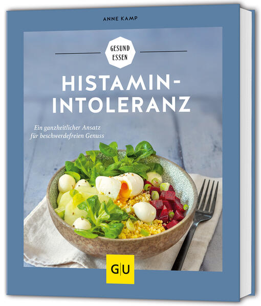 Histamin ist ein natürliches Produkt unseres Körpers und Bestandteil vieler Lebensmittel. Doch nicht alle Menschen vertragen Histamin gleich gut: Bauchschmerzen, Übelkeit und Kopfschmerzen nach dem Essen sind mögliche Symptome einer Unverträglichkeit. Ökotrophologin Anne Kamp erklärt fundiert und leicht verständlich die Hintergründe einer Histaminintoleranz und welche Rolle dabei auch lösliche Ballaststoffe und Proteine in der täglichen Ernährung spielen. Mit einem einfachen 3-Stufen-Plan und einer umfangreichen Sammlung alltagstauglicher Rezepte zeigt sie den Weg hin zu einer abwechslungsreichen und verträglichen Ernährung für unbeschwerten Genuss. Ihr Buch auf einen Blick: Das erwartet Sie in „Histaminintoleranz“, Ihrem GU-Kochbuch für eine vollwertige, histaminarme Ernährung: Theorie: Beschwerdefrei genießen bei Histaminintoleranz: Was ist eine Histaminunverträglichkeit? Wie wird sie diagnostiziert? In welchen Lebensmitteln steckt Histamin und wodurch lassen sie sich ersetzen? Welche Rolle spielen Ballaststoffe und Proteine bei der Entstehung einer Histaminintoleranz? Wie Sie als Betroffene beschwerdefrei durch den Alltag kommen, erfahren Sie hier. Praxis: Histaminarme Rezepte: Vom Frühstück über Salate, Suppen und Snacks bis hin zu Herzhaftem aus dem Ofen, Pasta, Fleisch, Fisch und Süßem, Knabbereien und Getränken - mit diesen histaminarmen und vielfach auch glutenfreien Rezepten können Sie das Leben wieder genießen.