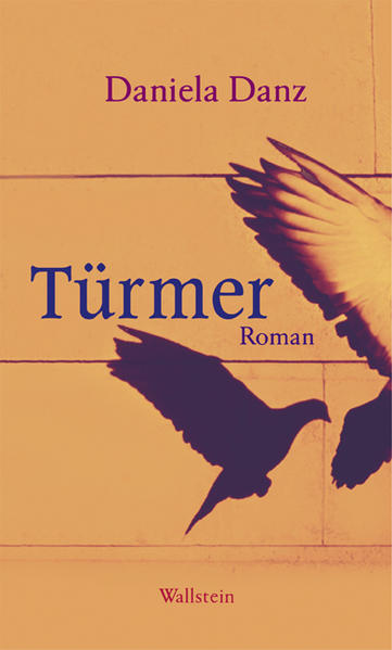 Die Autorin erzählt die Geschichten des Türmers Jan Facher und des Reisenden Michael Thurner, die in die Zeit des Ersten Weltkriegs und ins Belgrad des Jahres 1999 führen - poetisch, geheimnisvoll, überraschend. Der Roman führt in eine merkwürdige Welt: Zweihundertdreiundsechzig Treppenstufen nach oben in einen Turm, wo Jan Fachers Vater endlich eine Arbeitsstelle bekommen hat und im Frühjahr 1913 mit Frau und Sohn die Türmerwohnung bezieht. Er muß rund um die Uhr über die Stadt wachen, nachts hilft ihm sein Sohn. Wenn Jan gehofft hatte, die enge Welt im Turm würde ihn einen Weg zu seinem Vater finden lassen, so sieht er bald, daß er auf sich selbst verwiesen ist. Der Blick von oben auf die Stadt schärft die Wahrnehmung - und er macht einsam. Jans Freunde, Köppen, Donatus und Hellmund, kommen bald nur noch selten. Mehr und mehr werden die Besuche zu Erzählungen von »draußen«