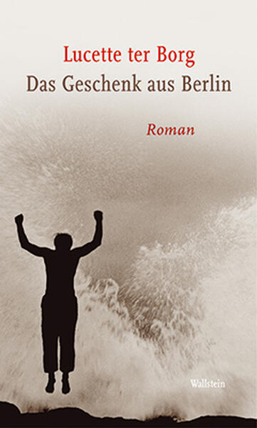 »Ein reisendes Familienorchester, ein Bechstein als Geschenk vom Führer und die Liebe zu Beethoven in der kanadischen Wildnis - eine wahre Familiengeschichte einer »Erzählerin der Spitzenklasse«.« (Nederlands Dagblad) Sechsundsiebzig Jahre ist der Gutsverwalter Andreas Landewee alt, als er sich entschließt, Deutschland zu verlassen, um in der kanadischen Wildnis von Britisch Kolumbien mit seinem Sohn Wolfgang ein neues Leben zu beginnen. Nur die allerwichtigsten Dinge nimmt er mit: ein paar Kleidungsstücke, Bücher, seine Jagdgewehre, die Langspielplatten - und den Bechstein-Flügel seiner verstorbenen Frau, den er hütet wie einen Schatz. Wer ist dieser Mann, der so viel über Bäume und Wälder weiß, sich selbst und seine Kinder jedoch so wenig kennt? Der in Böhmen als Kind reisender Orchestermusiker aufwuchs, nach dem Zweiten Weltkrieg vertrieben wurde und in Deutschland eine ehemals von Hitler verehrte und protegierte Opernsängerin heiratete? Und der jetzt, in der Stille der kanadischen Wälder, auf dem Geschenk aus Berlin, dem »Flügel vom Führer«, Beethoven und Liszt spielt? Lucette ter Borg erzählt in ihrem Debüt von den Geheimnissen einer Familie, von Verführung und Liebe, den Verlockungen des Selbstbetrugs und vom Zauber der Musik.