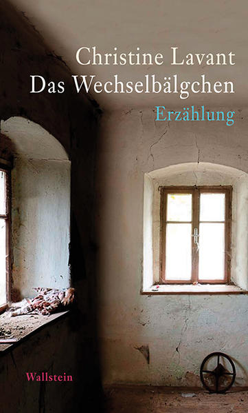 Christine Lavant, die große österreichische Lyrikerin, ist als Prosaautorin neu zu entdecken. Ihre ganz unvergleichliche Erzählung »Das Wechselbälgchen« - jetzt wieder lieferbar. Zitha ist vom Schicksal geschlagen. Sie ist das uneheliche Kind einer Bauernmagd, geistig zurückgeblieben und körperlich entstellt. Die Leute im Dorf, die so katholisch wie abergläubisch befangen sind, haben für das traurige Schicksal des Mädchens eine einfache Erklärung: Böse Geister haben der unglücklichen Magd nach der Geburt das Kind geraubt und ihr stattdessen ein verhextes Mädchen untergeschoben. Einen Wechselbalg, wie er aus Sagen und Gespenstergeschichten der Alpengegenden bekannt ist. Er werde das ganze Dorf ins Unglück stürzen, heißt es. So nimmt der kollektive Wahn seinen Lauf, gegen den auch die Liebe der Mutter nichts auszurichten vermag. Schließlich wird dem Mädchen sogar nach dem Leben getrachtet. Christine Lavant beschreibt die Ausgrenzung einer Schwachen aus der dörflichen Gemeinschaft mit großer Eindringlichkeit. Die erst 1998 posthum veröffentlichte Erzählung steht auch für die Gefährdung unserer Zivilisation, die sich nicht zuletzt zu Lebzeiten Christine Lavants in der »Vernichtung unwerten Lebens« durch die Nationalsozialisten gezeigt hat. Nachdem »Das Wechselbälgchen« längere Zeit vergriffen war, erscheint die Erzählung nun erstmals im Wallstein Verlag, herausgegeben von Klaus Amann, der eine kommentierte Werkausgabe von Christine Lavant vorbereitet.