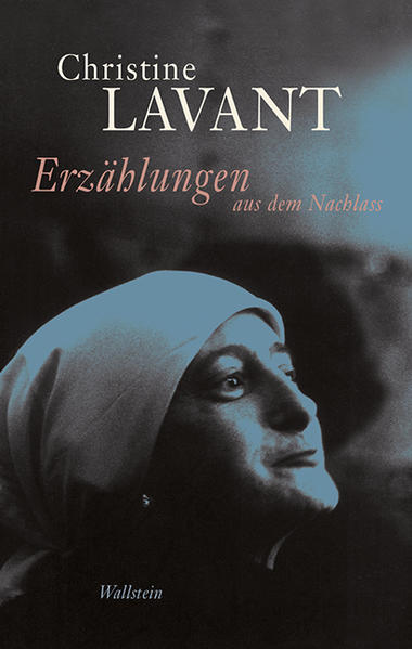 Der vierte und abschließende Band der Werkausgabe enthält 15 Erzählungen aus dem Nachlass, die hier größtenteils erstmals gedruckt werden. Eine einzigartige Entdeckung. Vierzig Erzählungen etwa hat Christine Lavant geschrieben, aber viele davon zu ihren Lebzeiten nie veröffentlicht. Aus Scheu, zu viel von sich preiszugeben, hielt sie den Großteil ihres Prosawerks zurück. Der vierte und abschließende Band der Werkausgabe versammelt fünfzehn Erzählungen aus dem nachgelassenen Bestand. Nur zwei davon, »Das Wechselbälgchen« und »Aufzeichnungen aus dem Irrenhaus«, sind in den letzten Jahren schon veröffentlicht worden, alle anderen werden hier erstmals gedruckt. Außerdem enthält der Band lebensgeschichtliche Dokumente wie Briefe und eine Selbstdarstellung für den Rundfunk, die nicht nur einen intimen Einblick in ihr Leben, ihr Denken und Empfinden erlauben, sondern in erstaunlichem Maße die literarischen Texte des Bandes biographisch befestigen und beglaubigen. Christine Lavant erzählt von dem, was sie am besten kennt: von verletzten Kinder- und Frauenseelen, von feinen und weniger feinen gesellschaftlichen Unterschieden, von Armut, Krankheit und Außenseitertum, von Bigotterie, Wunderglauben und von den Irrwegen religiöser Erlösungshoffnungen