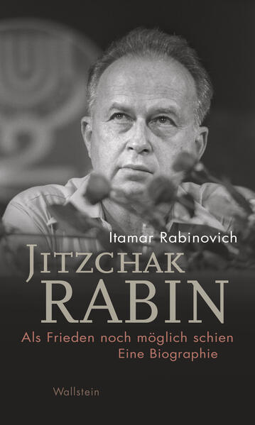 Die erste große Biographie über den Hoffnungsträger des Nahen Ostens. Bald ein Vierteljahrhundert liegt das Attentat auf dem Platz der Könige in Tel Aviv (heute Jitzchak-Rabin-Platz) zurück, das den Anfang vom Ende des hoffnungsvoll begonnenen Friedensprozesses im Nahen Osten bedeutete. Das Opfer, Jitzchak Rabin, hatte eine der Hauptrollen in diesem Prozess gespielt und wurde dafür 1994 gemeinsam mit Schimon Peres und Jassir Arafat mit dem Friedensnobelpreis ausgezeichnet. Bezahlt hat er dafür mit seinem Leben, ermordet von einem jüdisch-israelischen Rechtsextremisten. Rabins Rolle als Friedenskämpfer ist seither vakant geblieben, die Fronten haben sich beständig verhärtet und radikale Haltungen befeuern sich gegenseitig - auf beiden Seiten. Doch Rabins Leben und Wirken steht in der Geschichte Israels für weit mehr als die Oslo-Prozesse: Als Untergrundkämpfer in der vorstaatlichen Zeit, ranghoher Militär in der israelischen Armee, im diplomatischen Dienst sowie als Verteidigungsminister und zweifacher Ministerpräsident war er in allen Phasen des jungen Staates maßgeblicher Akteur. Itamar Rabinovich war in den 1990er Jahren einer von Rabins engen politischen Weggefährten - sein Botschafter in Washington und Chefunterhändler in den schwierigen Gesprächen mit Syrien. Als Insider gelingt es Rabinovich, dem Leser sowohl den Staatsmann näherzubringen als auch dessen mitunter sehr unkonventionelle Persönlichkeit.