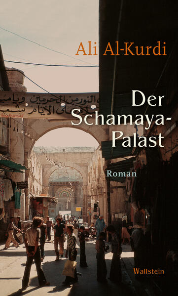 Dieser Roman erzählt, was noch kein anderer vor ihm getan hat: vom Leben palästinensischer Flüchtlinge in einem Haus im jüdischen Viertel von Damaskus. Im Schamaya-Palast, einst eines der luxuriösesten Gebäude des jüdischen Viertels in der Altstadt von Damaskus, wird Ahmad mit seiner Familie untergebracht, palästinensische Flüchtlinge, die sich von da an mit knapp fünfzig weiteren Familien den Palast als Flüchtlingsunterkunft teilen. Aus dem prachtvollen Anwesen wird ein Labyrinth aus mit Mauern abgetrennter Wohnungen, aus Gerüchen und Geräuschen. In George, einem christlichen Palästinenser, findet Ahmad einen guten Freund, gemeinsam tauchen sie in das Leben in Damaskus ein und gehen den menschlichen Beziehungen in der Altstadt von Damaskus mit all ihrer religiösen und ethnischen Vielfalt nach, aber auch denen des unmittelbaren Umfelds im Palast selbst - bis Ahmad eines Tages verschwindet und die große Politik das Leben der beiden einholt. Der Roman erzählt vom Elend der palästinensischen Flüchtlinge, von der Lage der syrischen Juden nach der Gründung Israels, vom alltäglichen Leben der Leute in Damaskus und von Liebesgeschichten zwischen Flüchtlingen und jüdischen Frauen. Ali Al-Kurdi gibt mit seinem Roman einen detaillierten Einblick in das Leben in Damaskus der 50er und 60er Jahre.