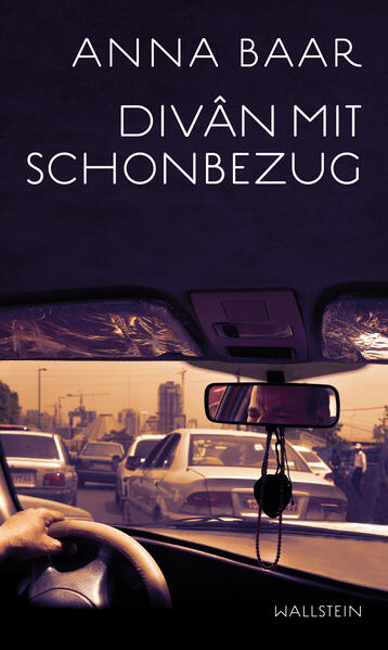 Geschichten über das Fremde und gleichzeitig Schöne, über das Heranwachsen zwischen den Kulturen, Heimat und Sehnsucht. Was meint man, wenn man Zuhause sagt? Wo ist man heimatberechtigt? Heimat wird nicht gefunden, aber sie holt einen ein, taucht im Rückspiegel auf, sobald man ausbrechen will. Von Zagreb, Klagenfurt oder Wien nach Teheran ist es oft nur ein Gedankensprung. Da wie dort interessiert sich Anna Baar weniger für Schauplätze und angebliche Sehenswürdigkeiten als für das Geheime und Verheimlichte. Sie sieht genau hin, geht über Schmerzgrenzen, erzählt von der Großmutter, die im Zweiten Weltkrieg gegen die Nazis kämpfte und im jugoslawischen Bruderkrieg vor den eigenen Leuten in ihren Keller fliehen musste, von der einst schönen, bewunderten Frau, die sich als kranke Greisin nicht zurechtmachen lässt für die Freunde aus Kärnten. Immer geht es um das Anderssein, um den Hass der Deutschkärntner gegen die Kärntner Slowenen und Jugoslawen, den Kindheitsduft von Mandeln und getrockneten Feigen, um Heimatstolz und Heimatscham, um die Erkenntnis, dass schöne Worte nicht taugen, das Schreckliche zu benennen. Einmal wütend, dann wieder zärtlich und heiter schreibt Anna Baar gegen die eigene Sprachlosigkeit an, ringt um präzise Worte für das Unsägliche und Beschönigte. Ihre Beschäftigung mit dem Vergangenen zielt auf das Heutige ab. Ein tiefgründiges, politisches und hochaktuelles Buch.