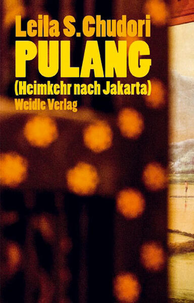 PULANG (HEIMKEHR NACH JAKARTA) erschien 2012 in Indonesien und erregte viel Aufsehen. Die Autorin war gerade drei Jahre alt, als die Massenmorde an angeblichen Sympathisanten der Kommunistischen Partei Indonesiens im September 1965 begannen. Hunderttausende Menschen starben, weil sie eine eigene politische Meinung hatten. Damit begann die Diktatur von Präsident Suharto. Joshua Oppenheimer hat die Pogrome in seinen Filmen THE ACT OF KILLING und THE LOOK OF SILENCE auf außergewöhnliche Weise dokumentiert. PULANG (das indonesische Wort für Heimat) befaßt sich mit dem Schicksal einer Gruppe von Journalisten, die aufgrund der Ereignisse im September 1965 im Exil in Paris leben und nicht mehr in ihre Heimat zurückkehren können. Pam Allen ('Inside Indonesia') charakterisiert Leila S. Chudoris Buch als wichtigen Beitrag der Aufarbeitung dieses Themas, als 'Gegengift' gegen die offizielle Version der Geschichte, die unter Suharto verbreitet wurde. Der Roman verknüpft die historischen Ereignisse mit dem persönlichen Schicksal zweier Generationen. Dimas Suryo, der 1965 im Ausland war und nicht mehr nach Indonesien zurückkehren konnte, lebt als Mitbesitzer eines indonesischen Restaurants in Paris und leidet lebenslang unter seiner Heimatlosigkeit. Lintang Utara, seine Tochter mit der Französin Vivienne, reist 1998 für die Examensarbeit ihres Filmstudiums nach Jakarta und begegnet auf ihre Art der Geschichte und Gegenwart Indonesiens. Sie gerät in die Studentenunruhen, die zum Ende der Ära Suharto führten. PULANG (HEIMKEHR NACH JAKARTA) ist nicht nur spannend, en passant erfährt man viel über Indonesien und seine Kultur. Vor allem das Essen ist der Autorin wichtig: Für sie ist es Teil der gelebten Kultur ihres Landes, und sie schildert die Kochkünste des Protagonisten detailliert und inspirierend. Das Buch ist in seiner Struktur komplex gebaut