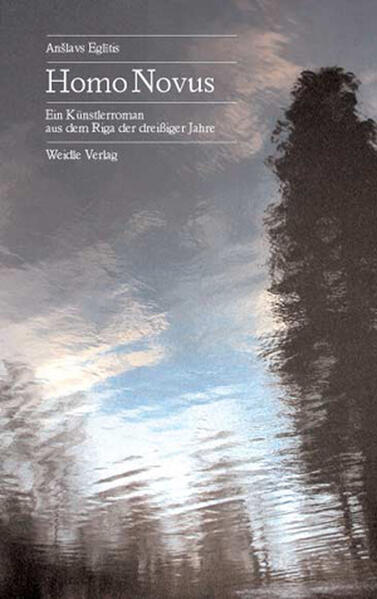 An einem Septemberabend der 30er Jahre treffen auf dem Bahnhof in Riga zwei junge Männer ein, der eine, Eizens Zibeika, kehrt aus Paris zurück, dort hat sich vor allem zum Genußmenschen ausbilden lassen, hier will er eine Erbschaft antreten. Der andere, Juris Upenajs, Kunsthochschulabsolvent, kommt aus der Provinz, und Riga zu erobern ist für den schüchternen Maler ein verwegener Traum, an dem er tapfer aus Begabung festhält. Besagte Erbschaft aber wird für beider Leben Unerwartetes bedeuten. Anslavs Eglitis’ Bohème-Roman Homo Novus ist so ganz anders als die westlichen Vertreter des Genres. In der Hauptstadt des neuen, unabhängigen Lettland ist das Künstlersein nichts weniger als schwarzromantisch, morbide und schwindsüchtig, Künstler sind keine Randexistenzen, sondern entfalten sich mitten im Leben, und ihr Ringen um Anerkennung ist wild, kraftvoll und von deftiger Fröhlichkeit. Juris Upenajs bestaunt und besteht die Fallstricke der Pariser Trabantenmetropole Riga, zwischen neidischen Bohemiens, bürgerlichem Wohlwollen und nicht zuletzt den schönen Frauen - bis zum großen Showdown, einem heißumkämpften Kunstwettbewerb. Der Orpheus Genannte strich mit seinen dicken Wurstfingern über Upenajs‘ Kopf und sprach: 'O Lamm, das im Begriff ist, sich selbst auf dem Altar der Kunst zu opfern, bedenke beizeiten, was du vorhast! Die Musen sind entsetzliche Frauen. Sie erschlagen einen nicht auf einmal, sondern ziehen Ader um Ader heraus und häuten einen, Streifen um Streifen. Aber wenn du nun überhaupt nicht hören willst und wie eine besoffene Kakerlake in die Pfanne springst, dann merk auf und vergiß nicht, daß dich Orpheus Faustus persönlich deinem Martyrium geweiht hat!'