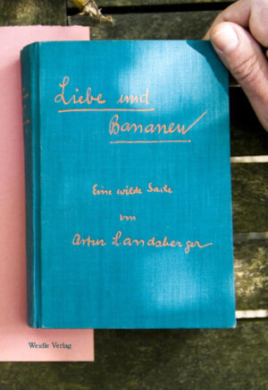 Eine wilde Sache ist dieser Roman aus dem Jahr 1927 wirklich. Es geht um einen Film, der nach einer Vorlage des großen schlesischen Dichters 'Dr. h.c. Johann-Wolfgang Gerhart' gedreht werden soll. Der aber verlangt zuviel Geld, also machen sich Schauspieler, Produzent und Regisseur selbst an die Arbeit. Es sind durchweg - nur wenig verschlüsselt - Stars der 20er Jahre: Albert Stein-Brück, Curt Dubois, Jan Ning-Holl, Olga von Tschochenska. Der Film handelt dann, wenig überraschend, von der Liebe, die aber ans Geschäft mit Bananen geknüpft ist. Diese nämlich sind knapp geworden in Berlin, weil irgend jemand irgendwelche Rechnungen nicht bezahlen kann. Deshalb muß Harry Liefke, Tennis-Champion und Sohn des Bananen-Importeurs Max Sülstorff, nach Sumatra fahren, um die Tochter des Plantagenbesitzers Paul G. Olem zu becircen. Er kommt aber nicht dorthin, weil jene Tochter nach Berlin reist, um wiederum ihn zu becircen, denn sie hat sein Foto in der Zeitung gesehen und sich unsterblich verliebt. Und dann beginnen Verwechslungen, an deren Ende kaum jemand mehr weiß, wer er eigentlich selbst ist. Als schließlich das gesamte Personal wegen angeblicher politischer Umsturzbestrebungen im Gefängnis landet, schaltet sich der 'Weltdetektiv' Jan Ning-Holl ein. Kann er den Fall lösen? Wer immer noch nicht glaubt, daß die 20er Jahre wesentlich mehr Sinn für Komik hatten als unsere Epoche, der findet in diesem Buch den unwiderleglichen Beweis. 'Es muß nicht unbedingt das Produkt der entfesselten Phantasie eines berüchtigten Schriftstellers sein, was auf den folgenden Seiten hier erzählt wird. Möglich, daß es gar nicht erfunden, sondern wahr ist. Vielleicht, daß den Vorgängen, die sich abrollen wie ein Filmband, ein wahres Erlebnis zugrunde liegt, das ein zu Übertreibungen neigender Autor ins Groteske verzerrt. Sicher ist: die Vorgänge k ö n n t e n wahr sein. Darauf allein kommt es an, und allein aus diesem Grunde erhebe ich Anspruch darauf, daß sie mir geglaubt werden.' Leseprobe: Es lebte lange nach Kaiser Karl einmal ein großer Dichter, Dr. h. c. Johann Wolfgang Gerhart, das Haupt einer schlesischen Familie, der dem deutschen Volke unvergängliche Dichtungen geschenkt, im Alter aber der Metaphysik und dem Snobismus verfallen war. Metaphysik und Snobismus vertragen sich schlecht miteinander. Also geschah es, daß der große Dichter im Klub der deutschen Filmindustrie am 28. August, dem Geburtstage Goethes - was seine metaphysischen und snobistischen Gründe hatte - einen Vortrag über den deutschen Film zu halten gedachte. Goethe hätte das vielleicht auch getan. - Was war näher liegend, als daß man ihm zu ehren eins seiner eigenen Werke verfilmte? Das scheiterte an dem hohen Preise, den der Dichter für das Verfilmungsrecht forderte. Also mußte man etwas Neues schaffen. 'Wenn schon !' sagte der deutschamerikanische Impresario S. Rachitis, der überall, wo er etwas zu verdienen schnupperte, seine schmutzigen Hände im Spiel hatte. Er trommelte, indem er Berge versprach, ein Dutzend der prominentesten Schauspieler in einem teuren Weinlokale am Zoo zusammen und erklärte: 'Der Gerhart ist ein Dichter, der sich hat den Kopf serbrochen für euch dutzende von Malen, damit ihr habt gute Rollen. Serbrecht ihr euch den Kopf für ihn einmal. ich sahle alles.' Und da Künstler Kinder sind, so saßen sie da und zerbrachen sich den Kopf, während S. Rachitis sich entfernte und zu zahlen vergaß. 'Gerhart ist Metaphysiker', erklärte Albert Stein-brück. 'Was also liegt näher, als daß wir ihm zu Ehren ein Stück von Aristophanes verfilmen.' Den Zusammenhang verstand - obschon manch einer wußte, wer Aristophanes war - niemand. Aber den Mut, das zu bekennen, fand nur die schwarze Pola, genannt Djojo, die mit viel Temperament Aristophanes für überlebt erklärte und sich leidenschaftlich für Hanns Heinz Ewers und die Verfilmung der Alraune einsetzte.