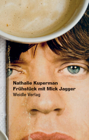 Die dreizehnjährige Nathalie Kuperman ist besessen von Mick Jagger. Er ist der Held ihres Lebens, die Lichtgestalt in einer traurigen, einsamen Kindheit. Ihre geschiedene Mutter ist meist in der Psychiatrie, der Vater lebt mit einer anderen Frau in Berlin, und sie ist allein zu Hause, allein mit Mick Jagger. Nach und nach erfährt man mehr über die Geschichte des Mädchens, ihre Schwierigkeit, in ein Leben sich zu ?nden, das ihr mit Kälte und Aggression begegnet ist. Der schwärzeste Punkt ist ein sexueller Übergriff, den sie nicht versteht und der sie hindert, sich einem Mann in der Wirklichkeit zu nähern. Verzweifelt und voller Erfindungsreichtum sucht sie nach einem Weg, ihre Phantasien und die Realität zusammenzubringen. 30 Jahre später konfrontiert sich die Schriftstellerin Nathalie Kuperman mit dieser Geschichte einer Kindheit. Noch immer sucht sie ihren Weg ins Leben. _____________________ Präzise, bewegend und spannend: Nathalie Kuperman ist gleichzeitig das verwirrte Kind und die gebrochene Frau, der es nie gelingen wird, erwachsen zu werden und aus der Familienküche zu entkommen. (Christine Ferniot, Telerama) Nathalie Kuperman lebt und arbeitet in Paris. Frühstück mit Mick Jagger ist ihr fünfter Roman, zudem hat sie einige Kinderbücher veröffentlicht.