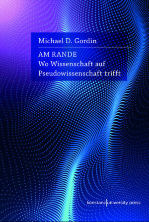 Von »Pseudowissenschaft« hat jeder schon einmal gehört: Man denkt an Praktiken und Behauptungen, die zwar wie Wissenschaft aussehen, aber irgendwie falsch, irreführend oder unbewiesen bleiben. Schnell wird man sich auf eine Liste von Lehren verständigen können, die unter diesen Begriff fallen: Astrologie, Phrenologie, Ufologie, Kreationismus, Eugenik und vieles mehr. Aber dennoch ist die Frage, was diese Bereiche zu »Pseudo« macht, nicht leicht zu beantworten. Viele Annahmen, die wir heute als Pseudowissenschaft ansehen, waren lange Zeit Lehrmeinung. Angesichts der Heftigkeit der aktuellen Auseinandersetzungen um die Leugnung des Klimawandels oder die Anti-Impf-Bewegung besteht dringender Bedarf an einer plausiblen Grenzziehung. »Am Rande« erkundet die Versuche, diesem Problem der Abgrenzung gerecht zu werden. Michael D. Gordin argumentiert, dass wir durch das Verständnis von Lehren, die sich als Alternative zu wissenschaftlichem Wissen begreifen, viel darüber lernen, wie Wissenschaft in der Vergangenheit funktioniert hat und heute funktioniert. Warum wird eine Doktrin als pseudowissenschaftlich verteufelt? Wer hat die Autorität, solche Abgrenzungen vorzunehmen? Wie wird der Status der Wissenschaft durch politische oder kulturelle Kontexte geprägt? Und wie unterscheidet sich Pseudowissenschaft von wissenschaftlichem Betrug? Michael D. Gordin führt seine Leserinnen und Leser durch eine überraschend vielfältige Reihe von marginalisierten Lehren. Er betrachtet die Parapsychologie (ESP), den Lyssenkoismus, den wissenschaftlichen Rassismus und die Alchemie, um den Streit über die Definition dessen, was Wissenschaft (nicht) ist, besser zu verstehen. Am Rande ist ein historisch-systematischer Streifzug durch Grenzgebiete des Wissens und ermöglicht die Orientierung in den wissenschaftlichen Kontroversen der Gegenwart.